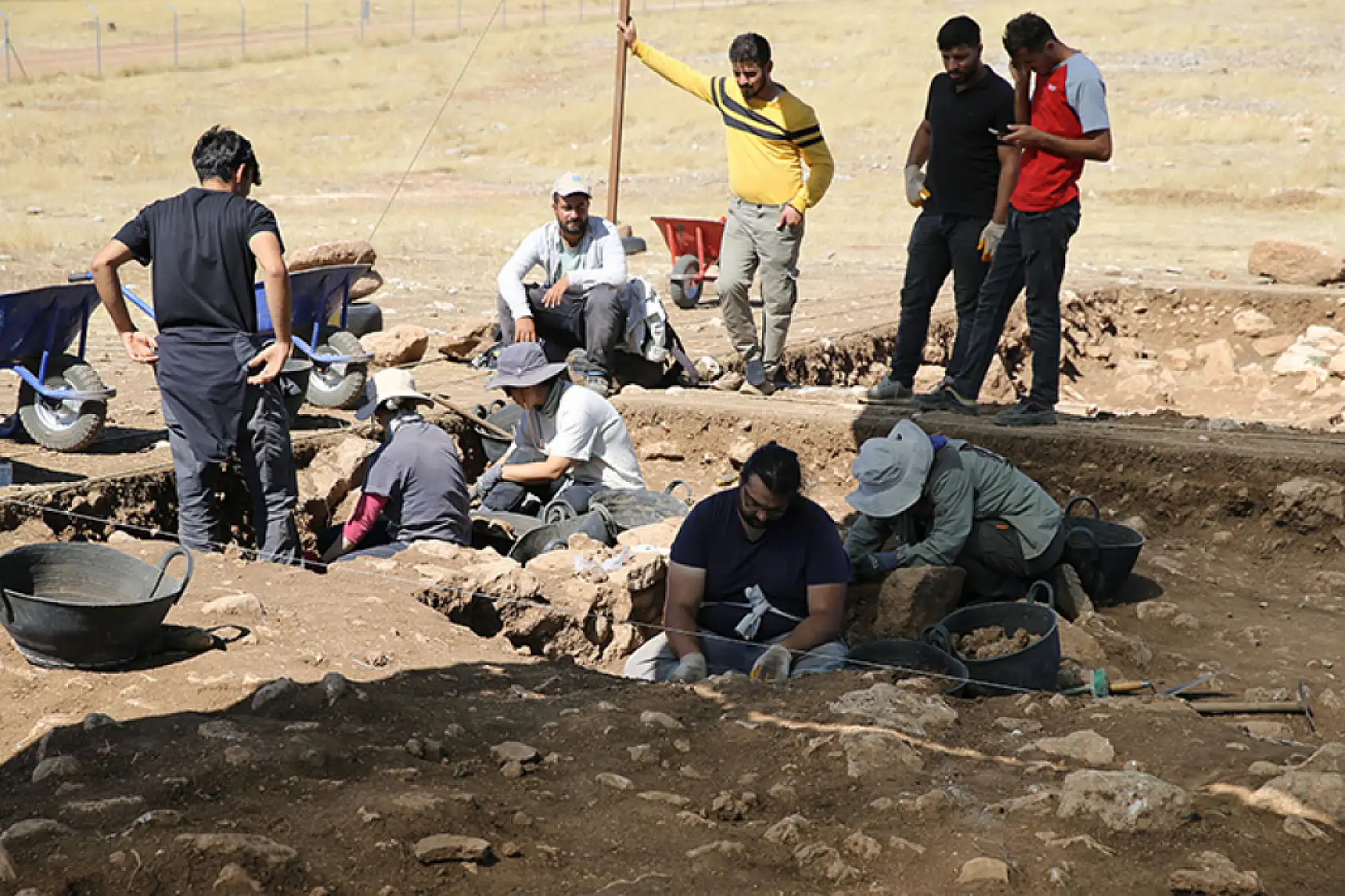 O ilde tarih gün yüzüne çıkıyor: Yaklaşık 10 bin yıl öncesine ait 2 süs eşyası bulundu.