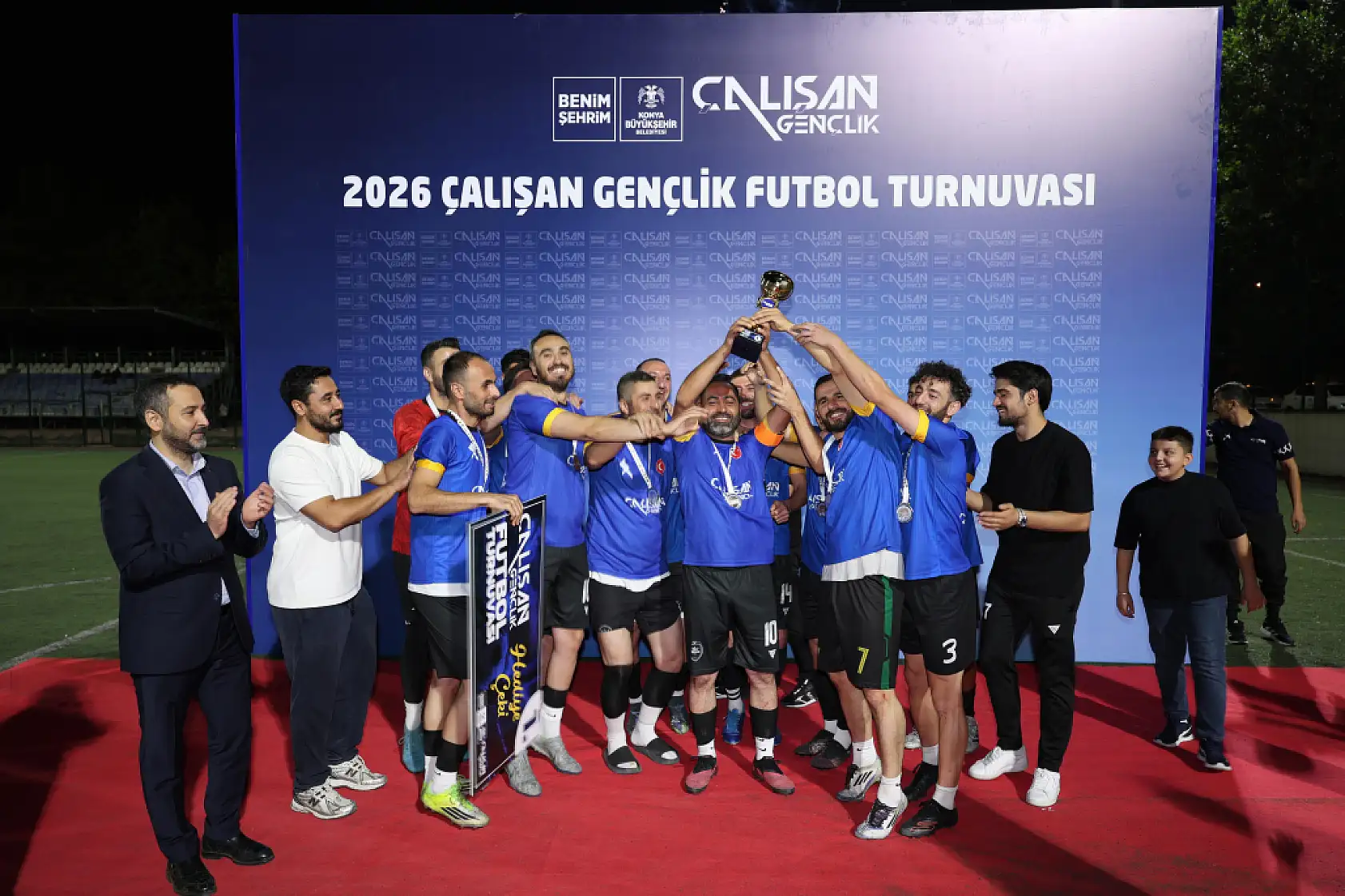 Konya'da şampiyon gençlere Konyasporlu futbolculardan kupa sürprizi