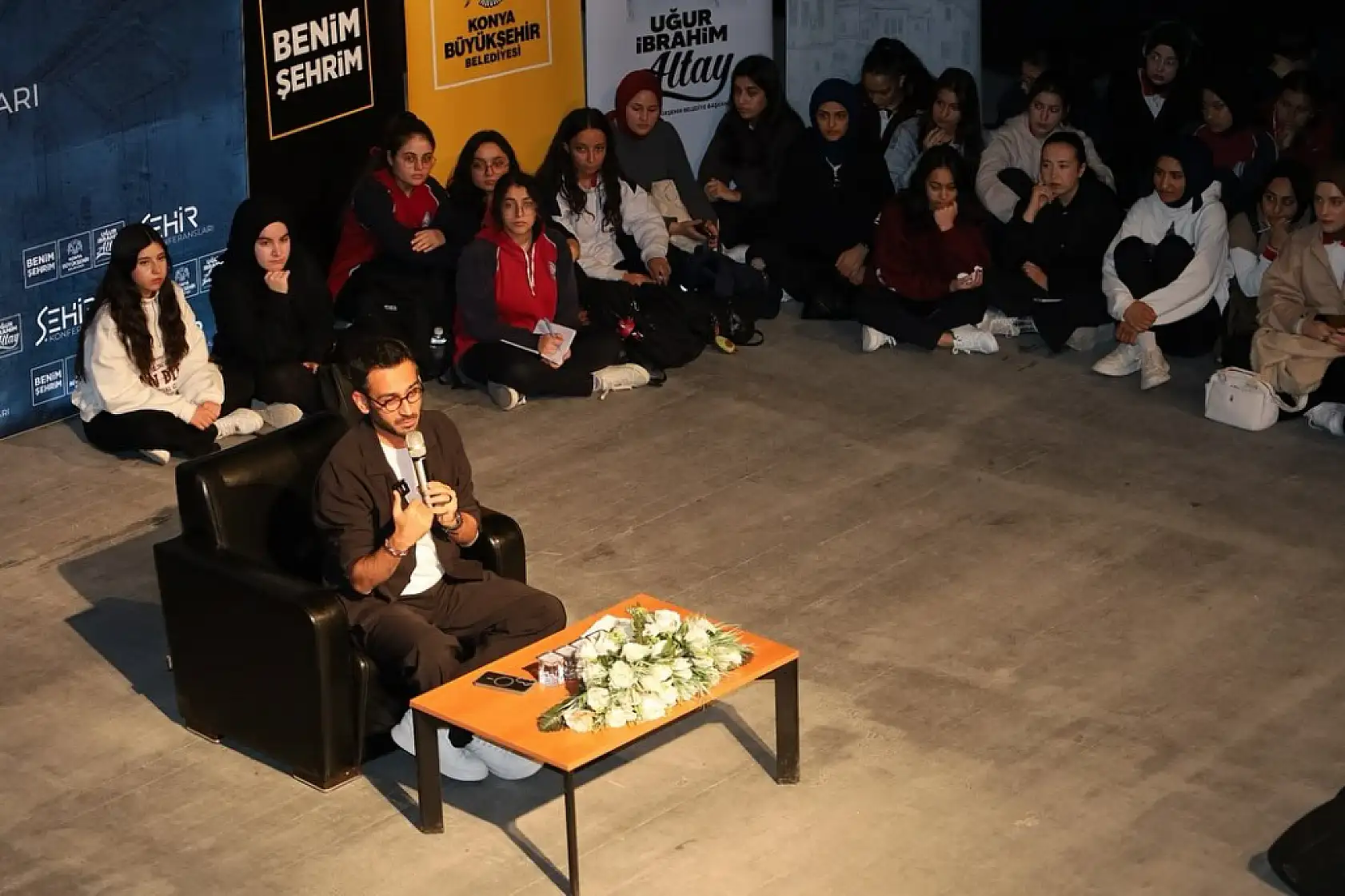 Konya'da 'Gri Koç' rüzgarı: Gençler salonlara sığmadı