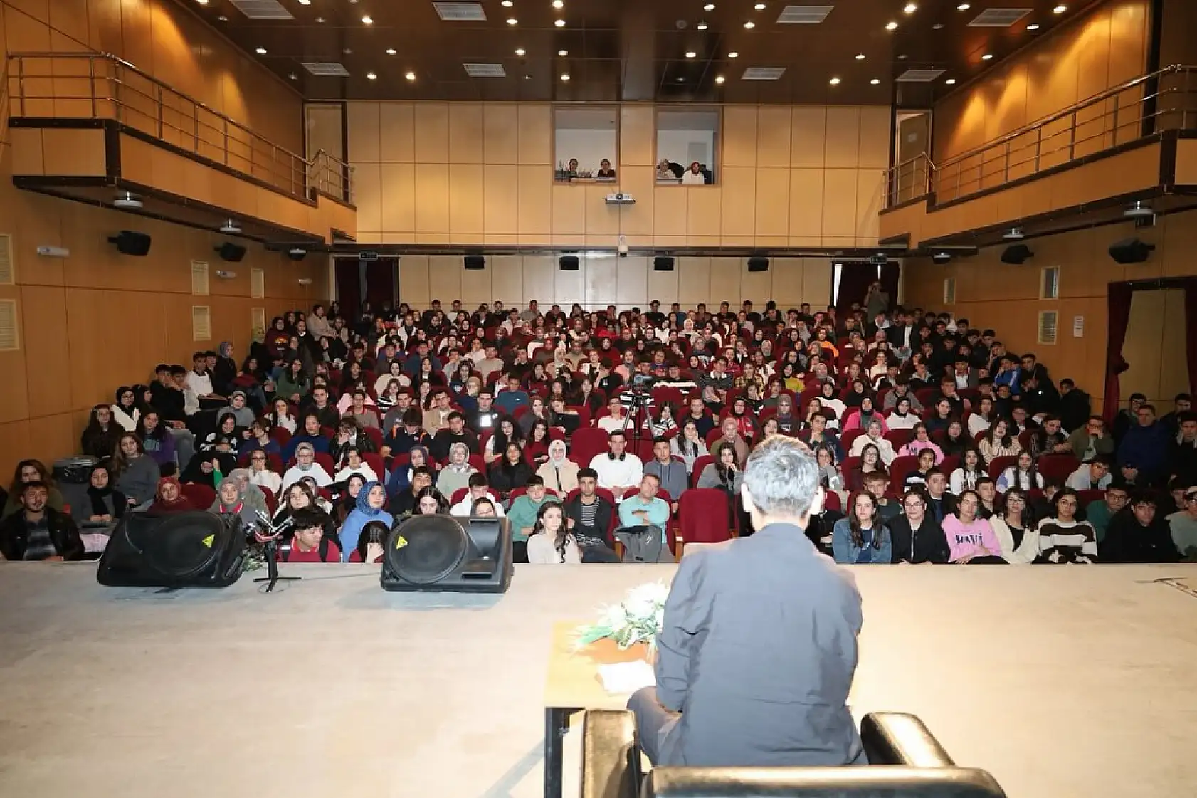 Konya'da 'Gri Koç' rüzgarı: Gençler salonlara sığmadı