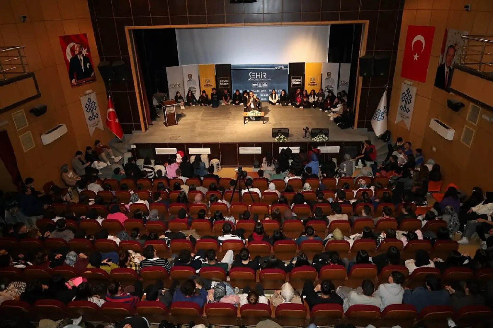 Konya'da 'Gri Koç' rüzgarı: Gençler salonlara sığmadı