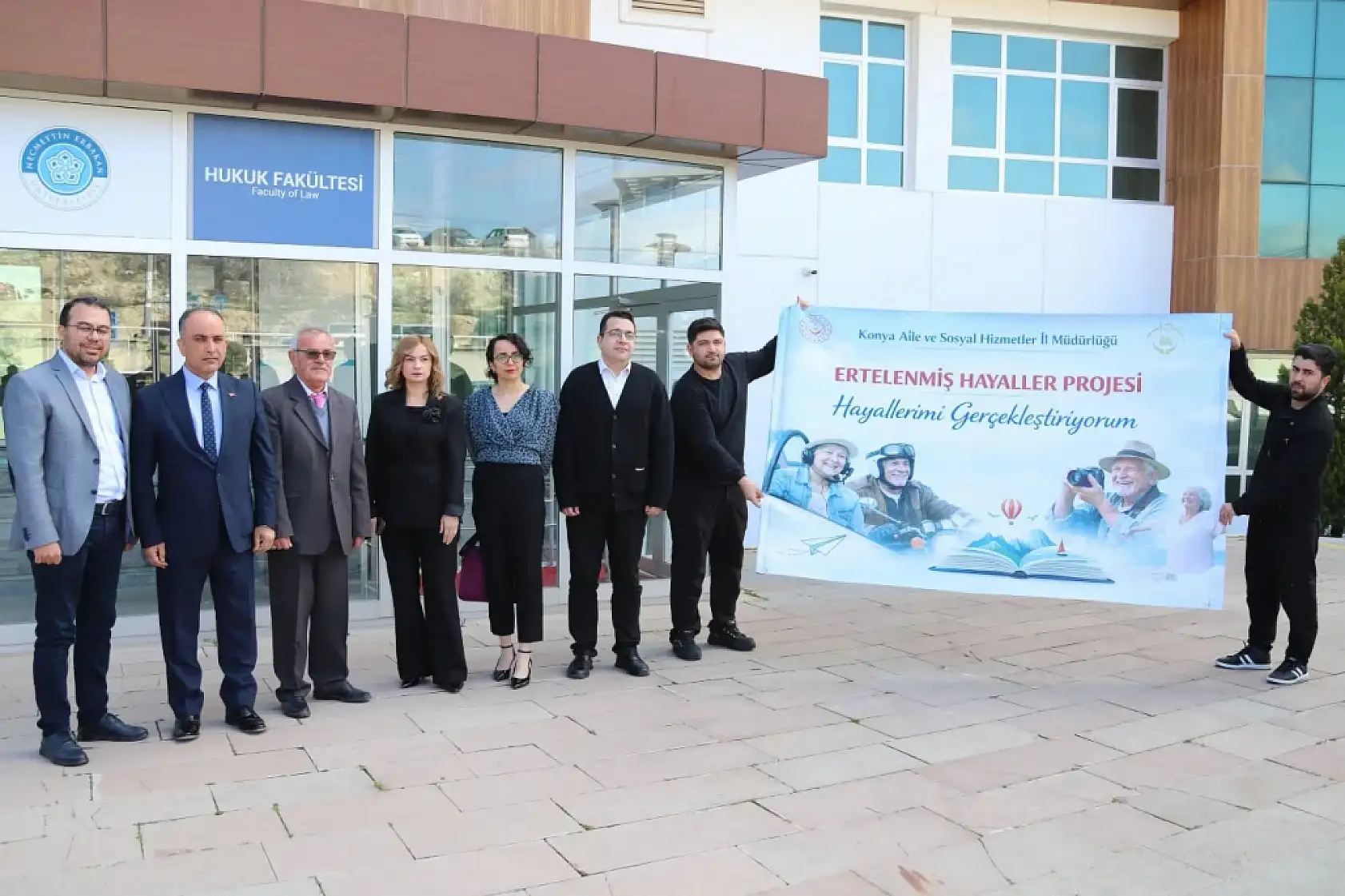 Konya'da ertelenmiş hayallere büyük dokunuş: 80 yaşında cübbe giydi!