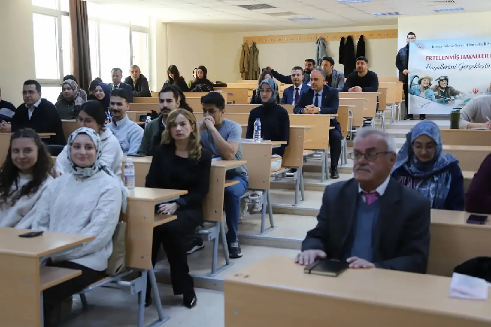 Konya'da ertelenmiş hayallere büyük dokunuş: 80 yaşında cübbe giydi!