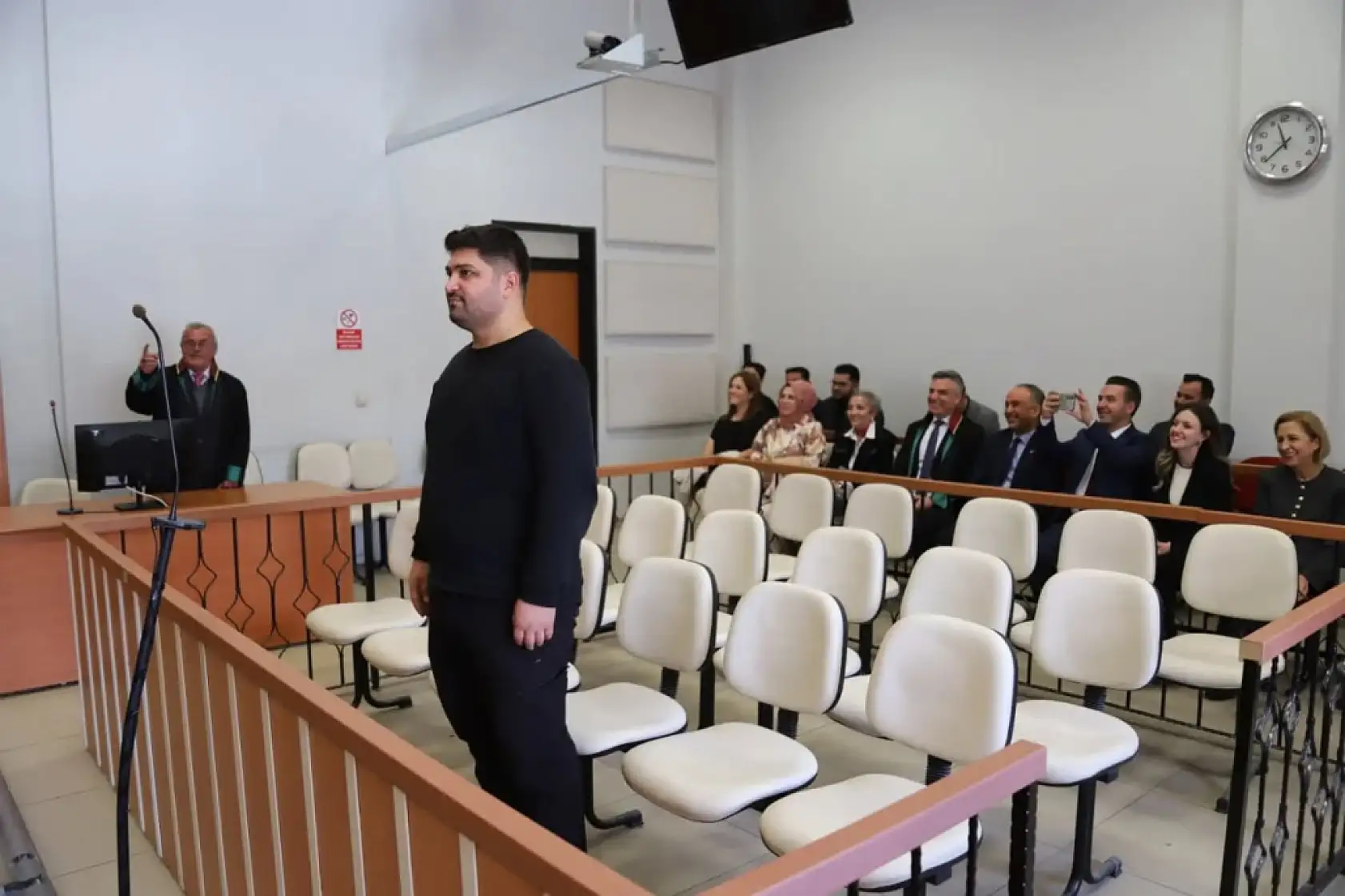 Konya'da ertelenmiş hayallere büyük dokunuş: 80 yaşında cübbe giydi!