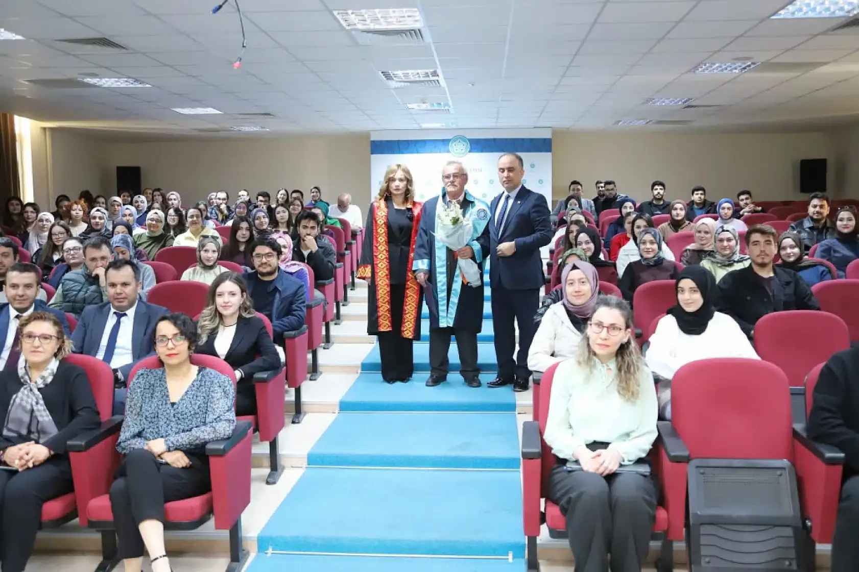 Konya'da ertelenmiş hayallere büyük dokunuş: 80 yaşında cübbe giydi!