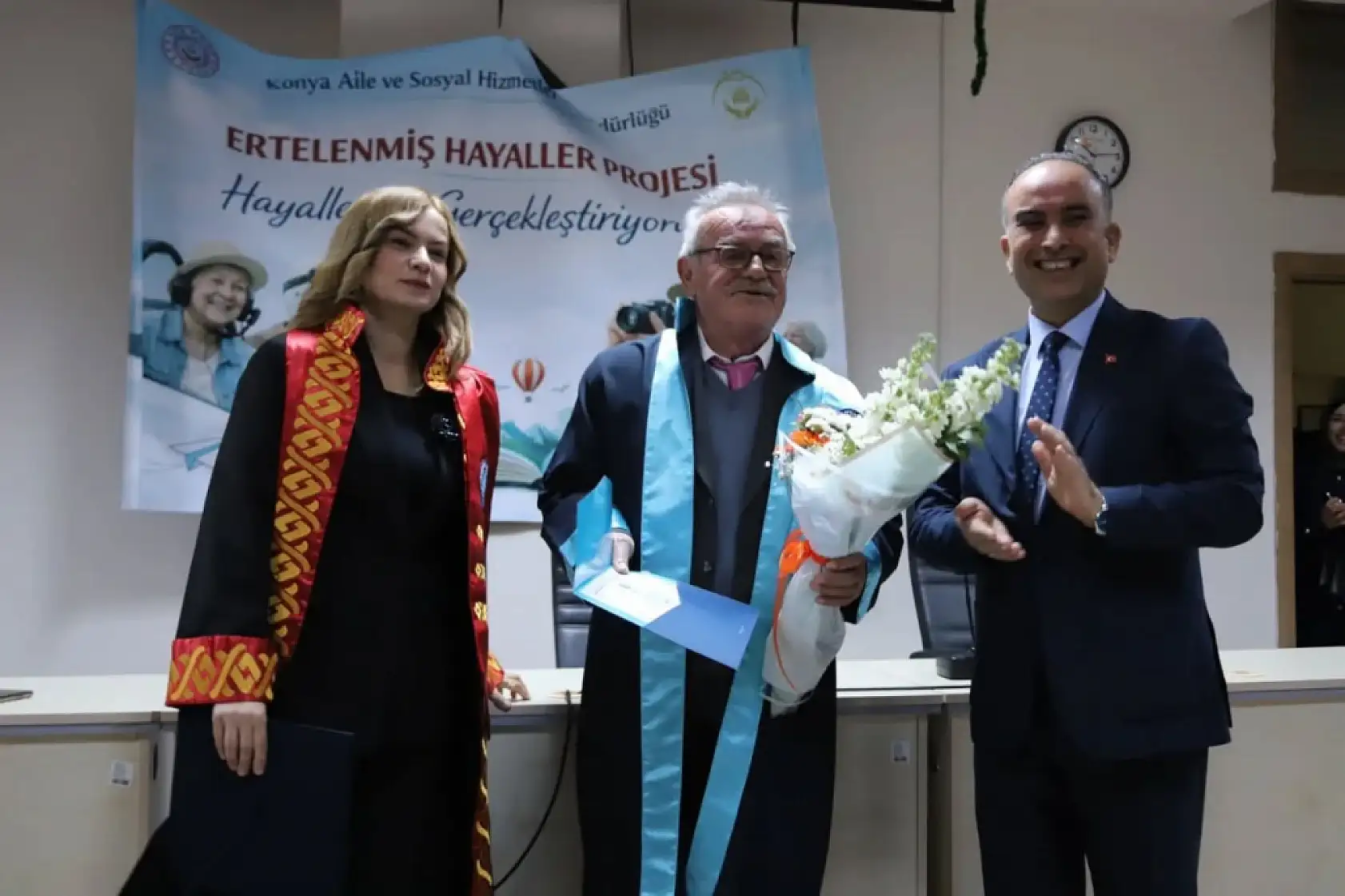 Konya'da ertelenmiş hayallere büyük dokunuş: 80 yaşında cübbe giydi!