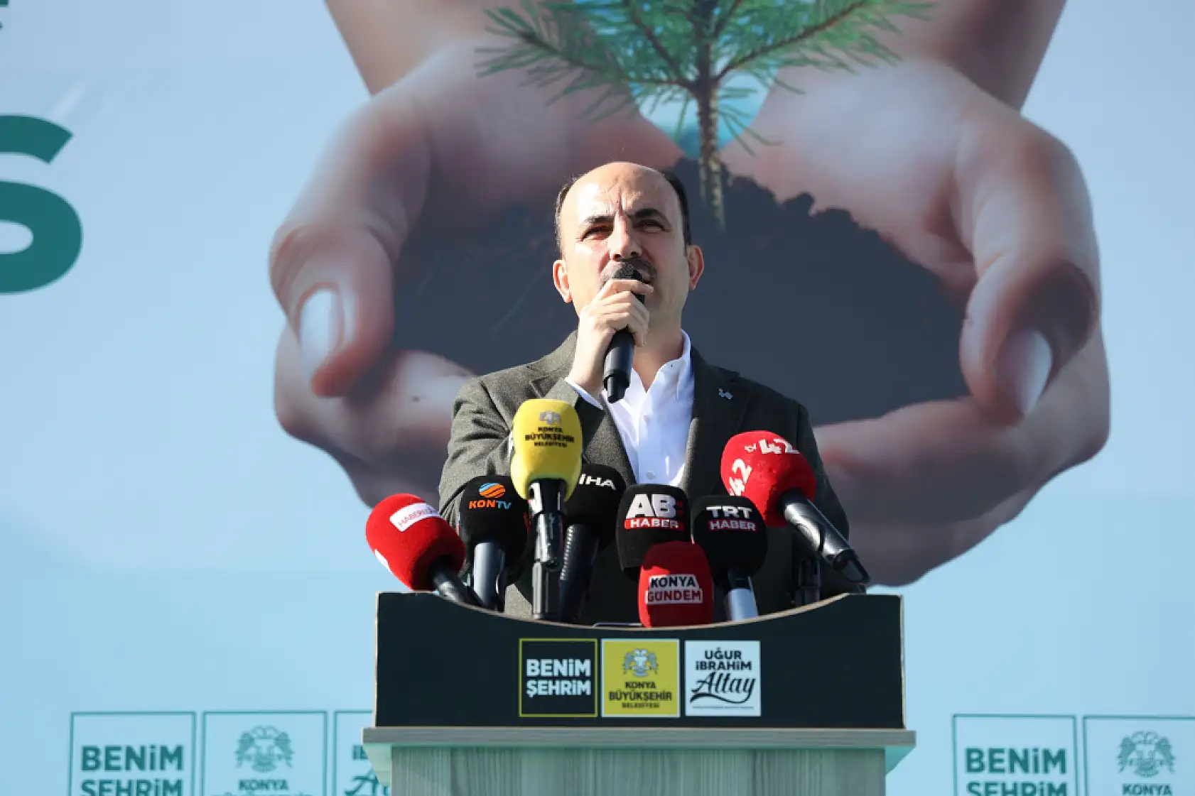 Minik eller geleceğe nefes oldu: Konya'da 15 bin yeni fidan toprakla buluştu