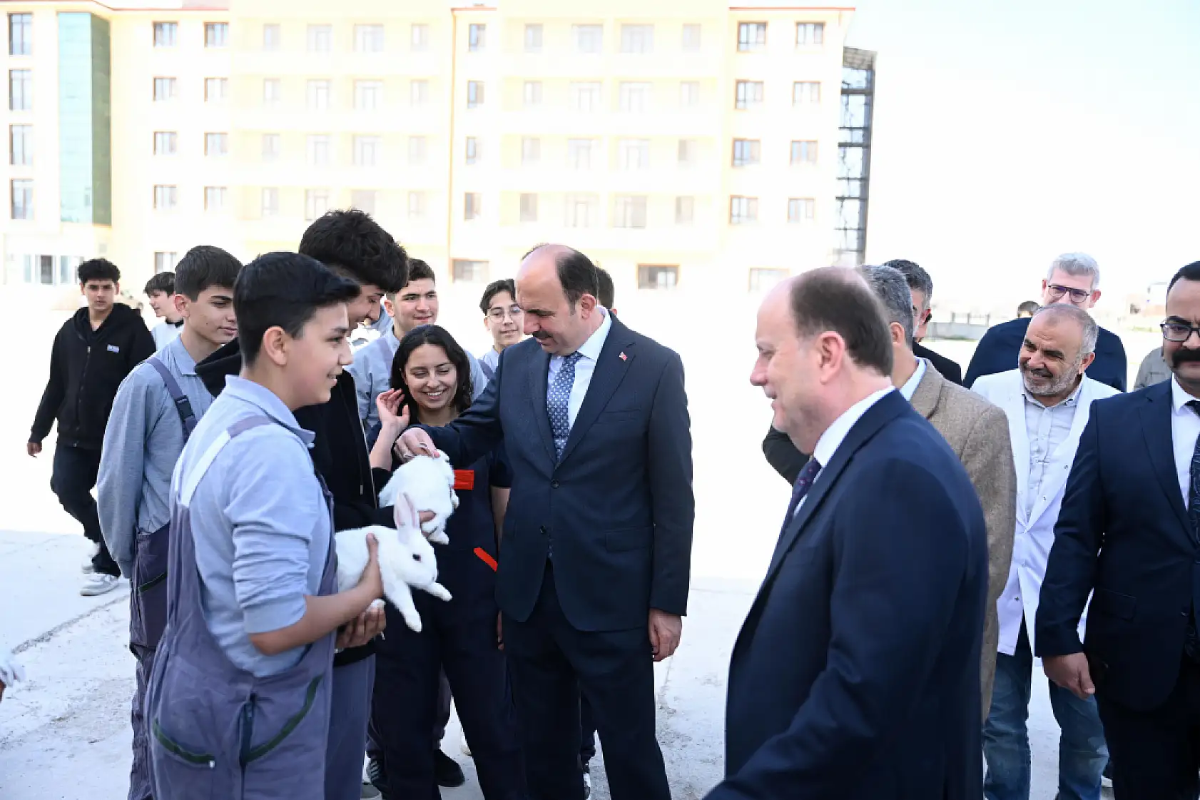 Kapısından giren büyüleniyor! Konya'daki o okula milletvekilinden tam not
