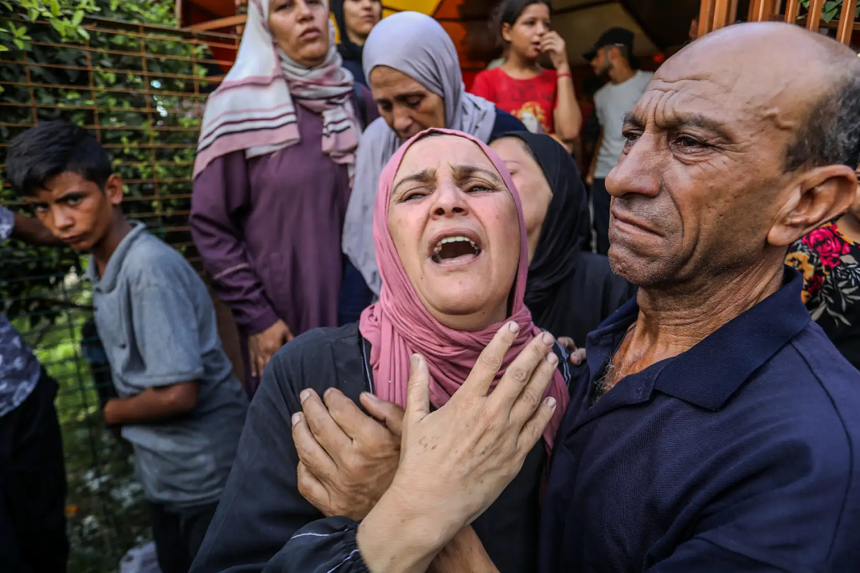 İsrail, Gazze'de yardım bekleyen sivilleri vurmaya devam ediyor