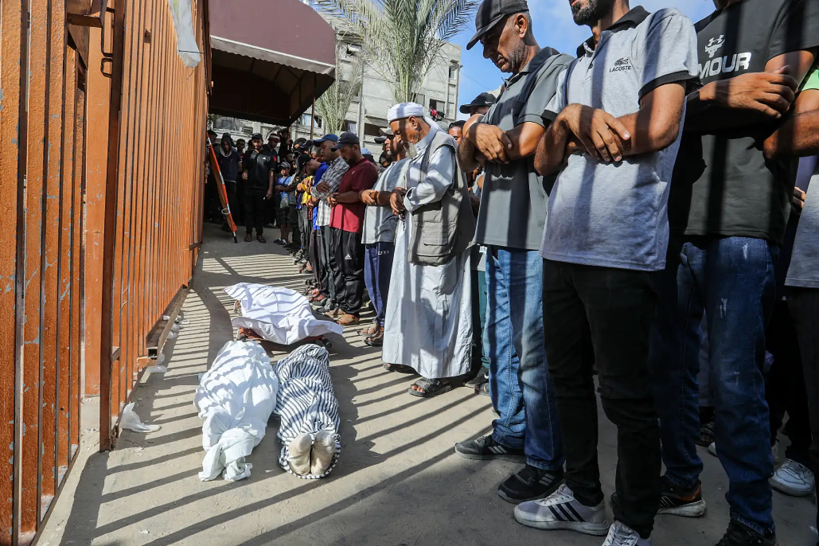 İsrail, Gazze'de yardım bekleyen sivilleri vurmaya devam ediyor