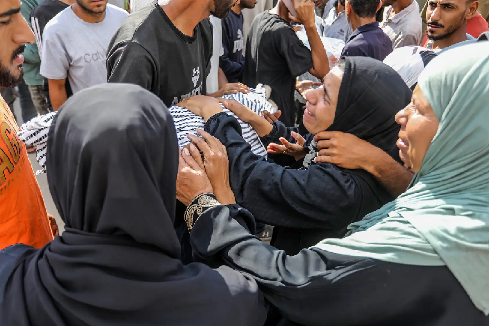 İsrail, Gazze'de yardım bekleyen sivilleri vurmaya devam ediyor