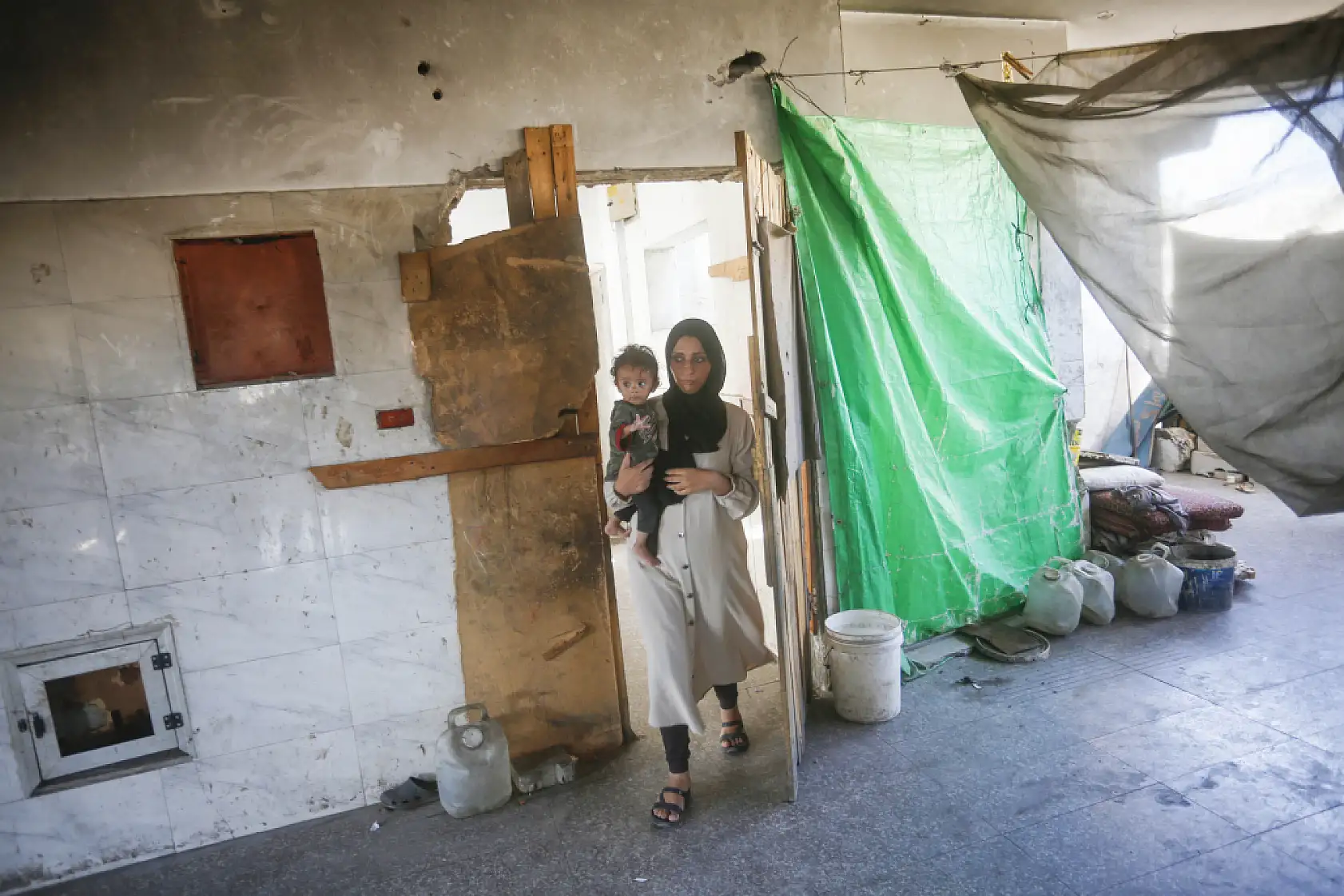 Bebekler açlıkla mücadele ediyor