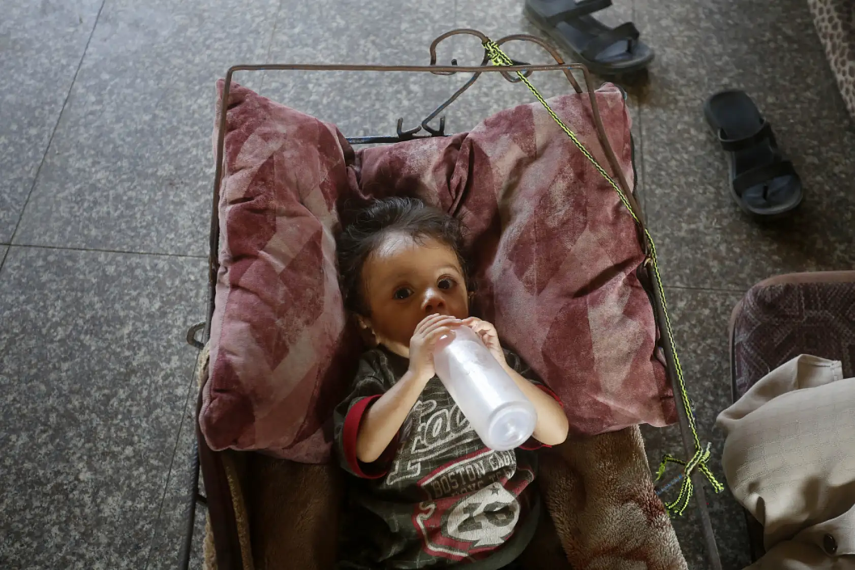 Bebekler açlıkla mücadele ediyor