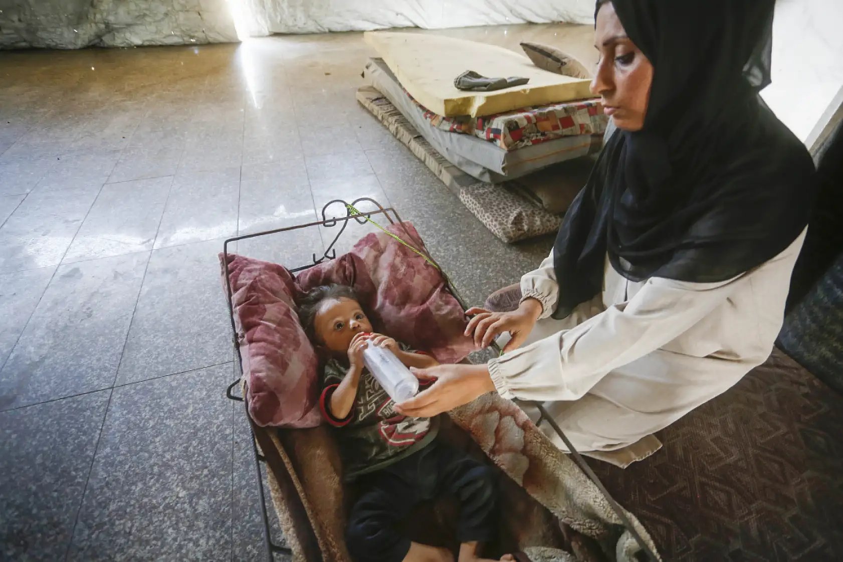 Bebekler açlıkla mücadele ediyor