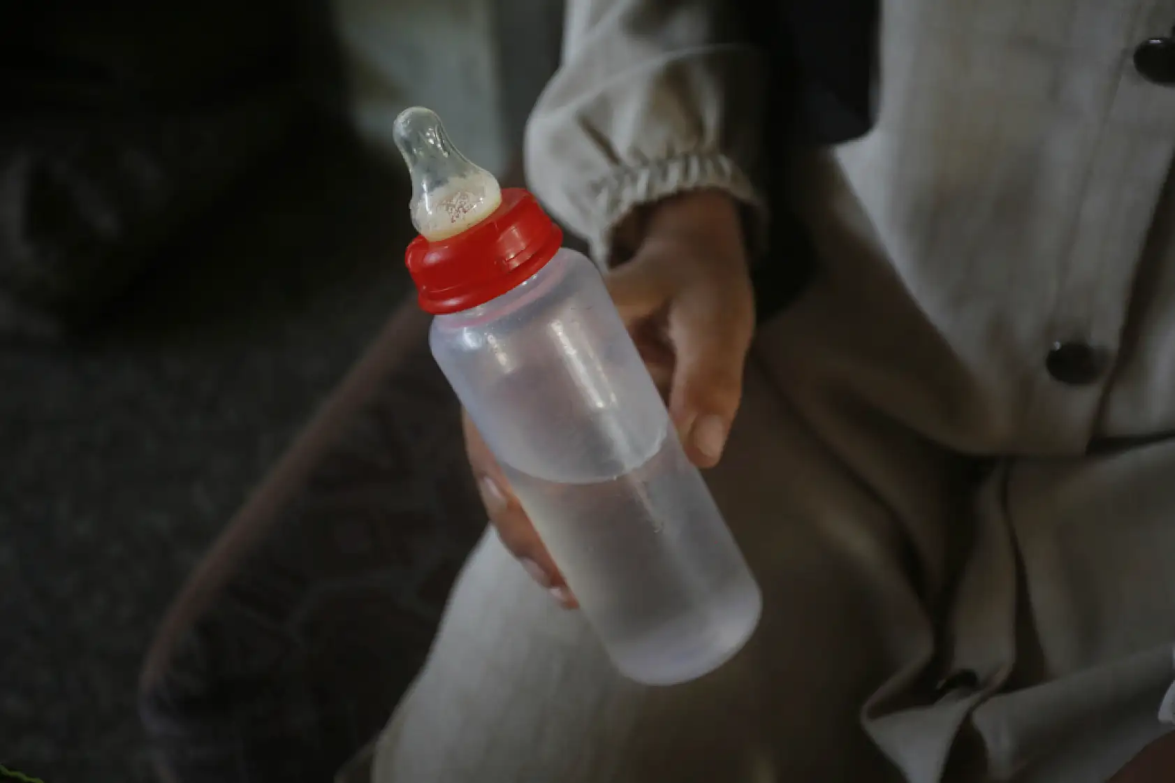 Bebekler açlıkla mücadele ediyor