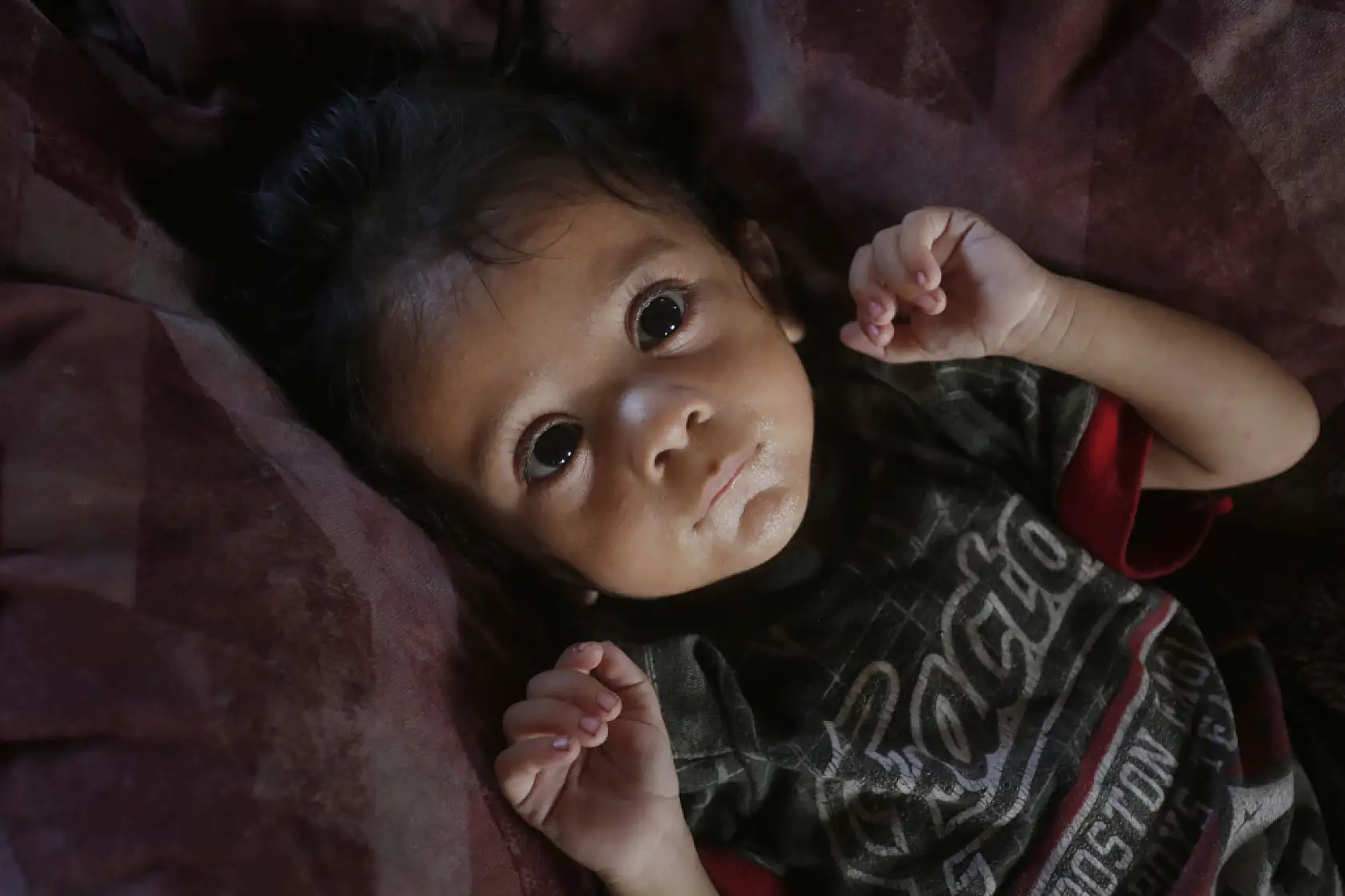 Bebekler açlıkla mücadele ediyor