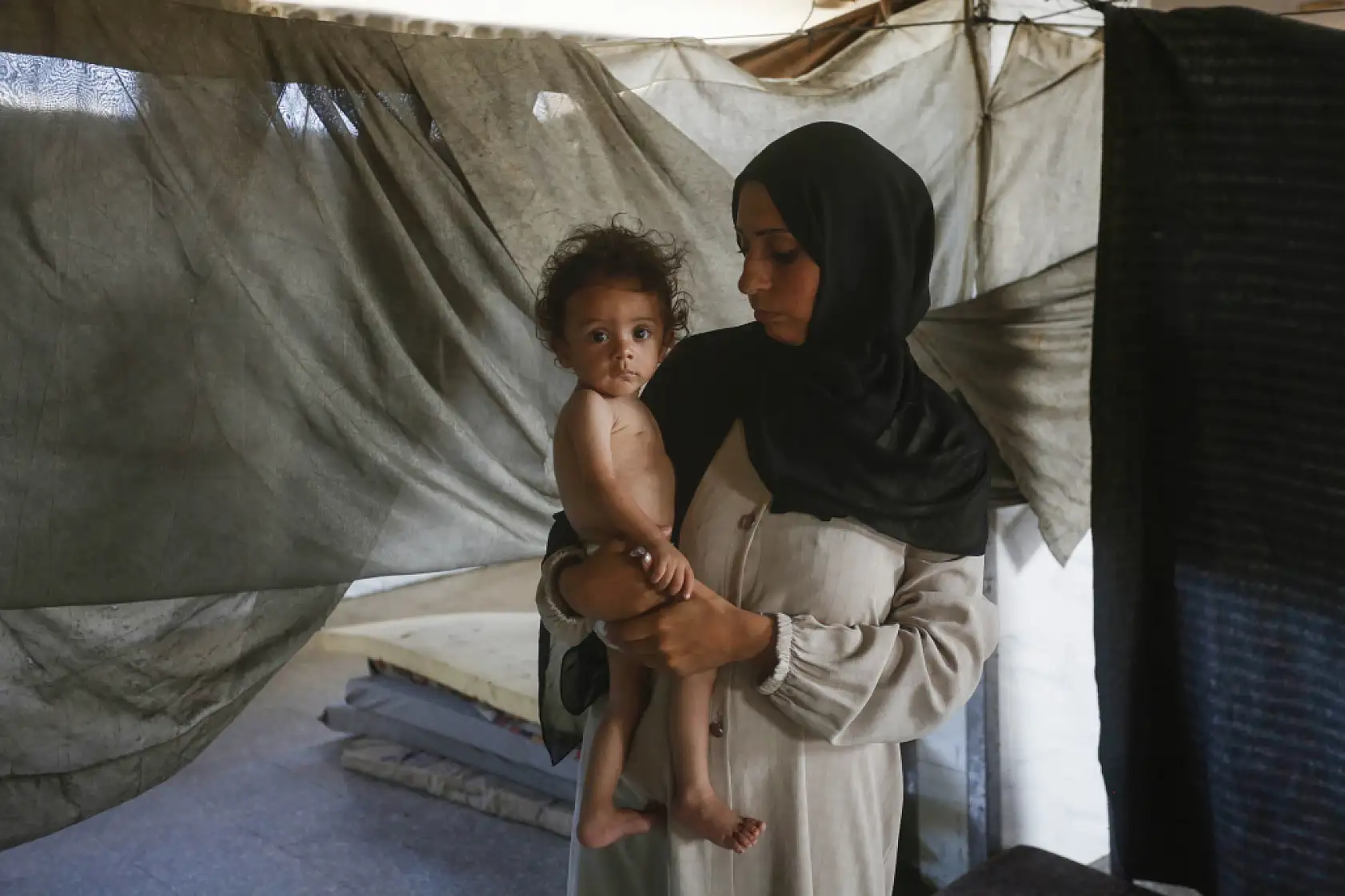 Bebekler açlıkla mücadele ediyor