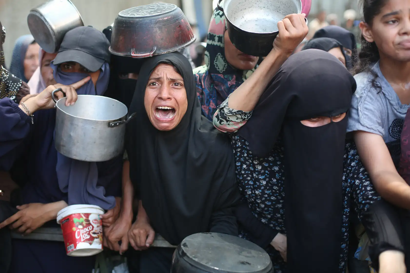 Sıcak yemek için saatlerce beklediler