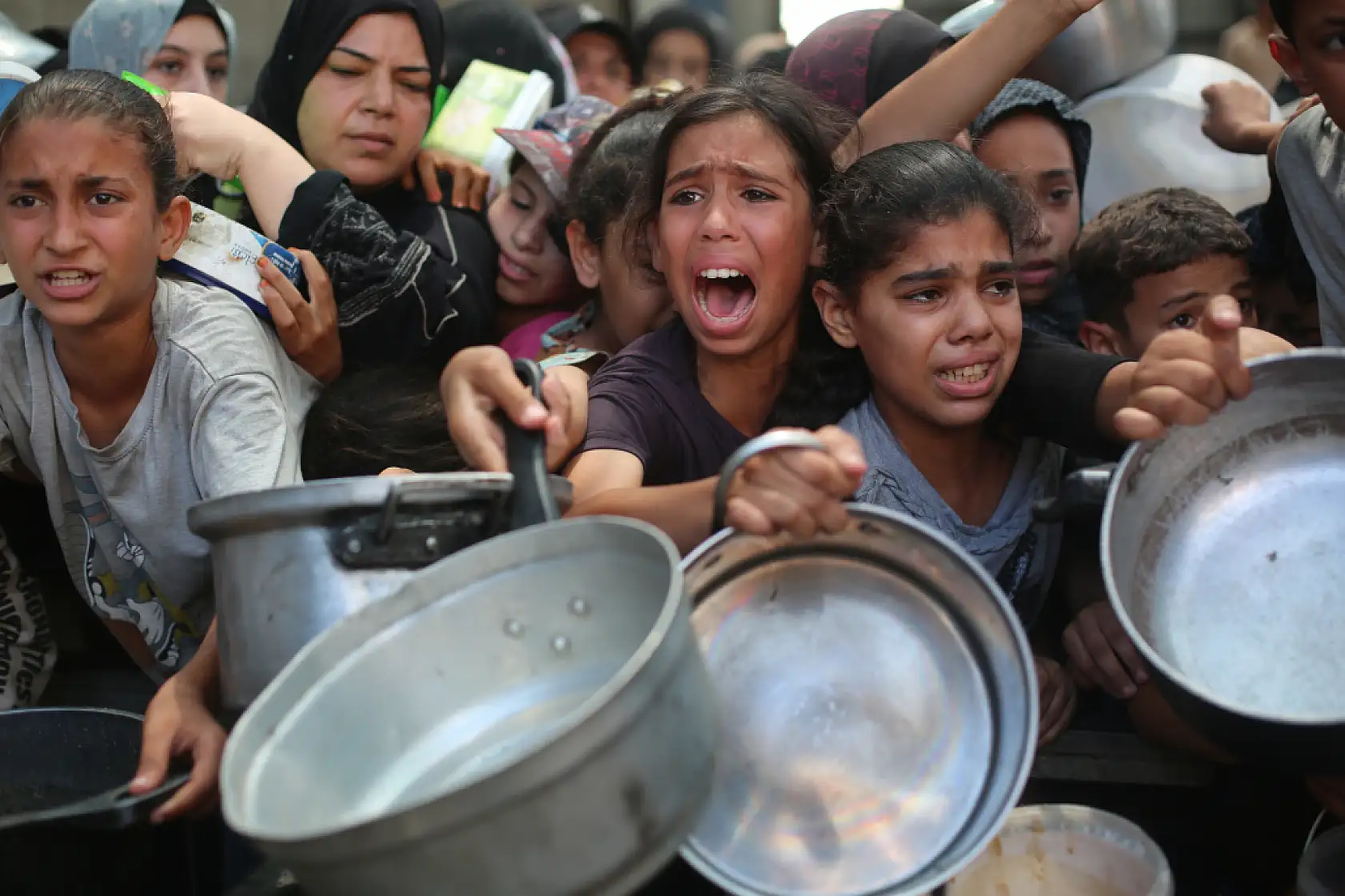 Sıcak yemek için saatlerce beklediler