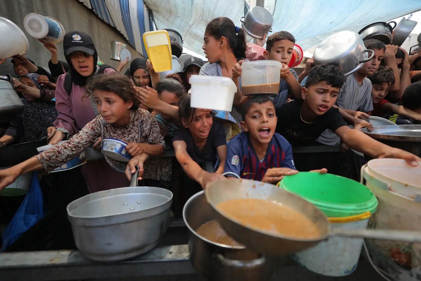 Sıcak yemek için saatlerce beklediler