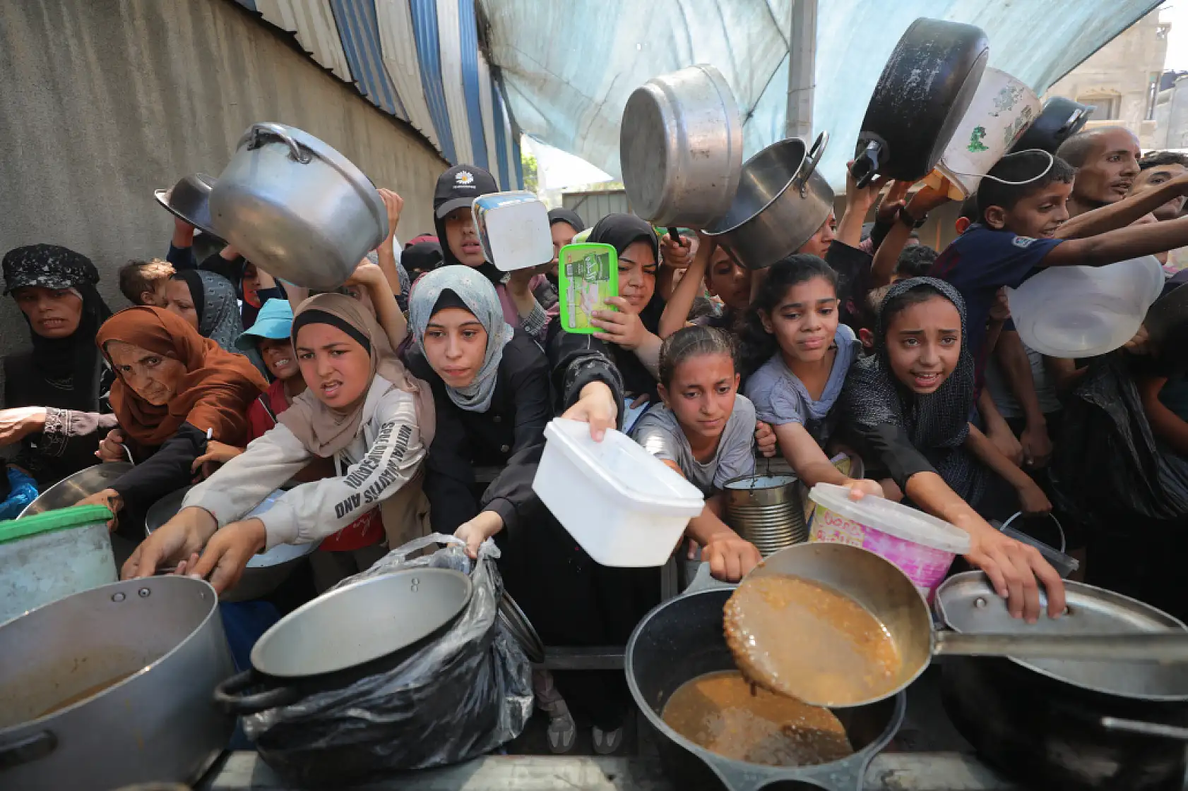 Sıcak yemek için saatlerce beklediler