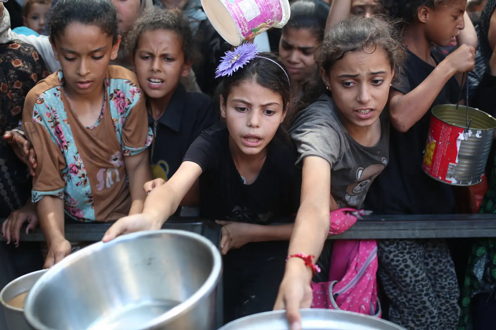 Sıcak yemek için saatlerce beklediler