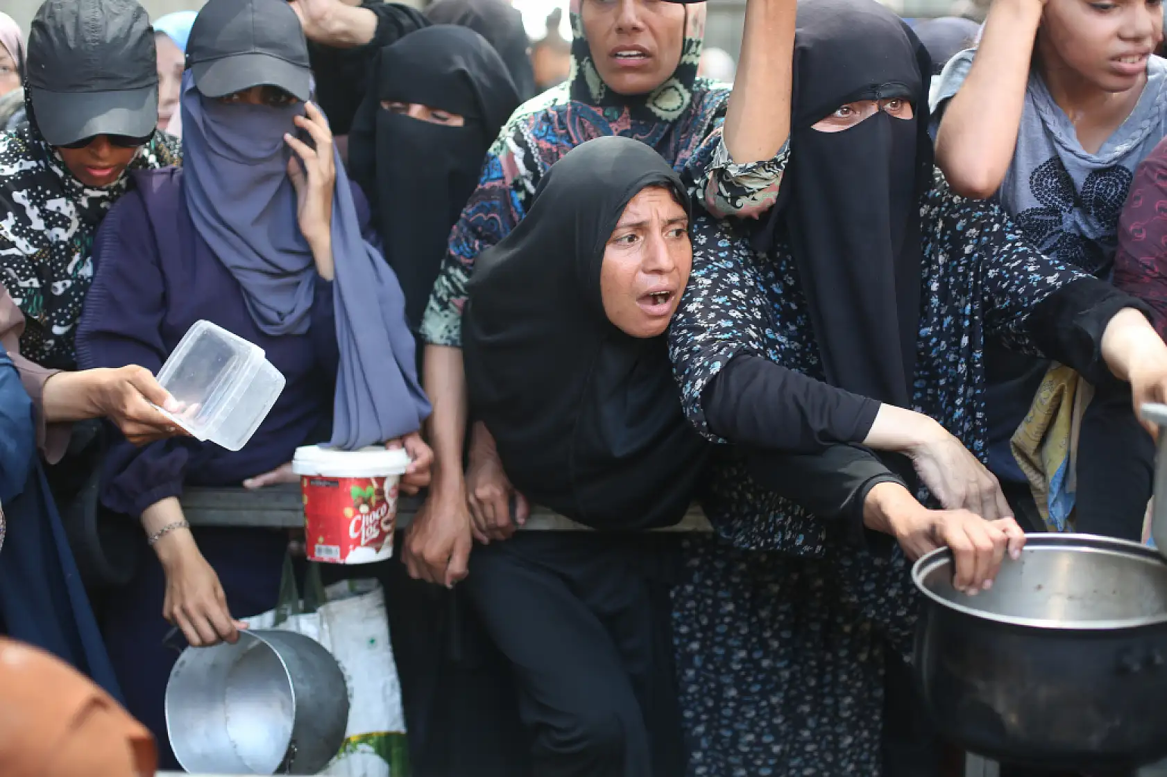 Sıcak yemek için saatlerce beklediler