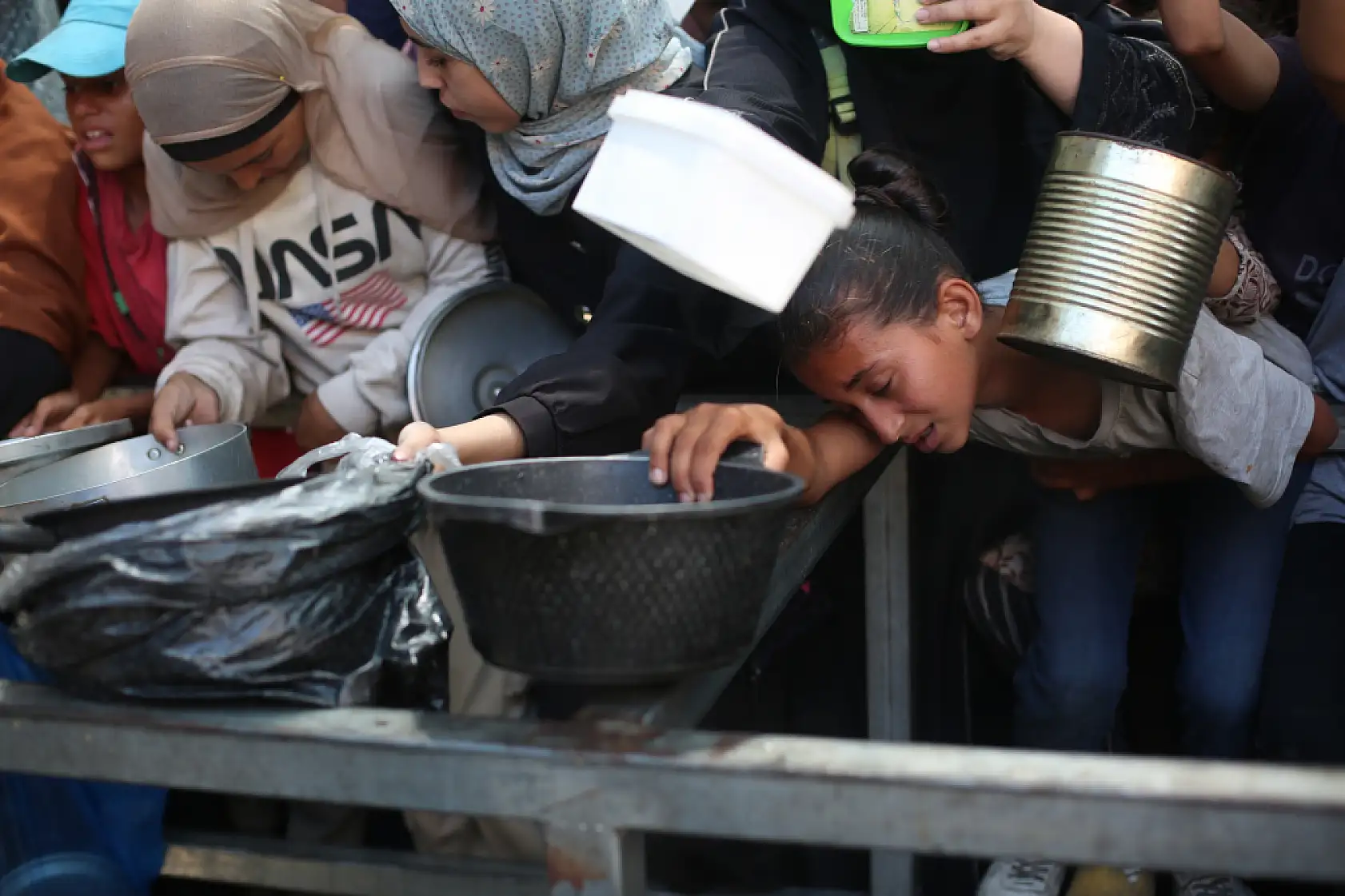 Sıcak yemek için saatlerce beklediler