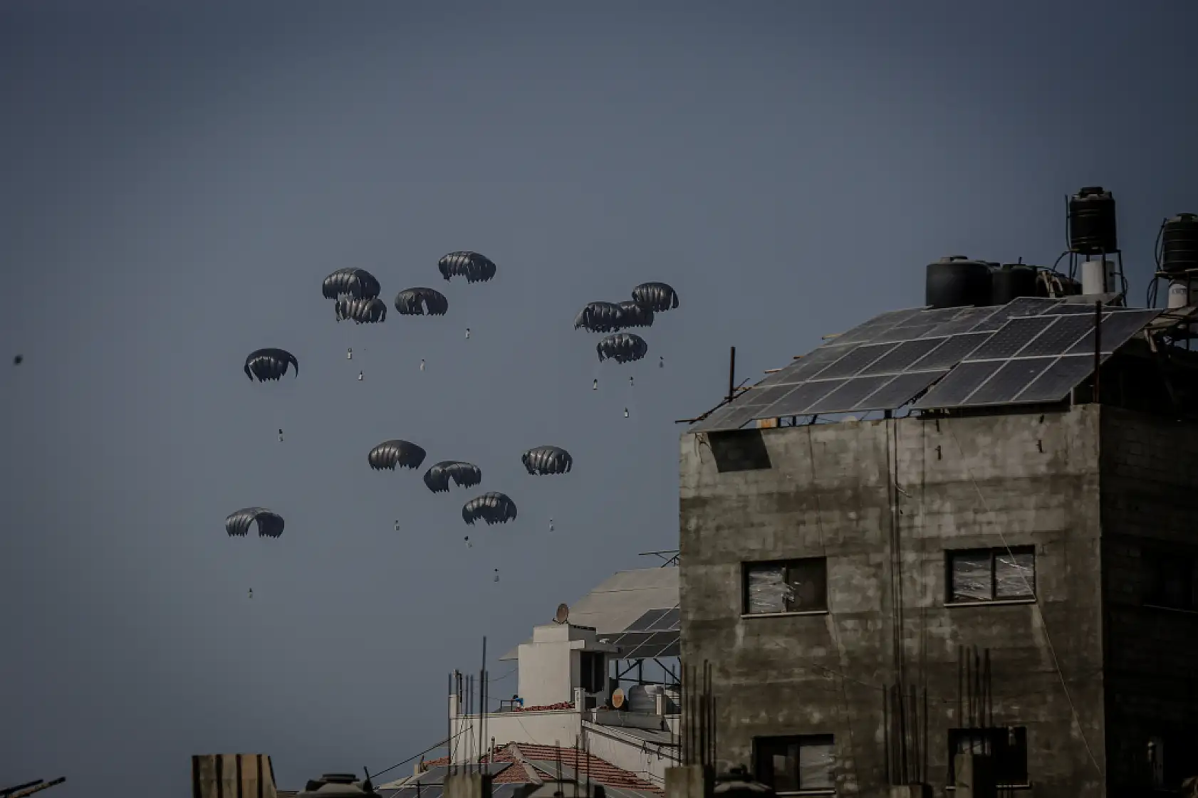 Gazze'ye havadan insani yardım malzemeleri indirildi