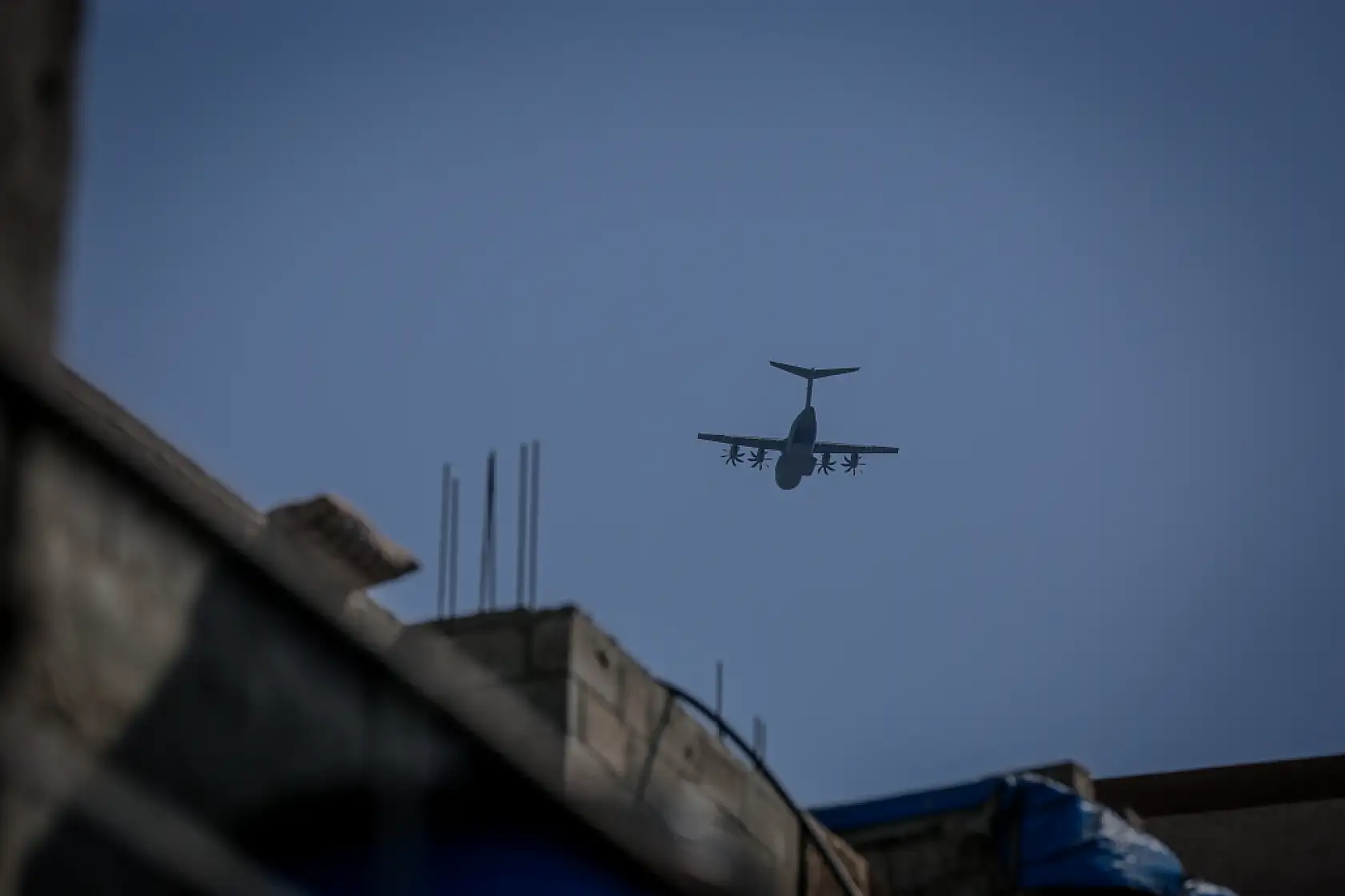 Gazze'ye havadan insani yardım malzemeleri indirildi