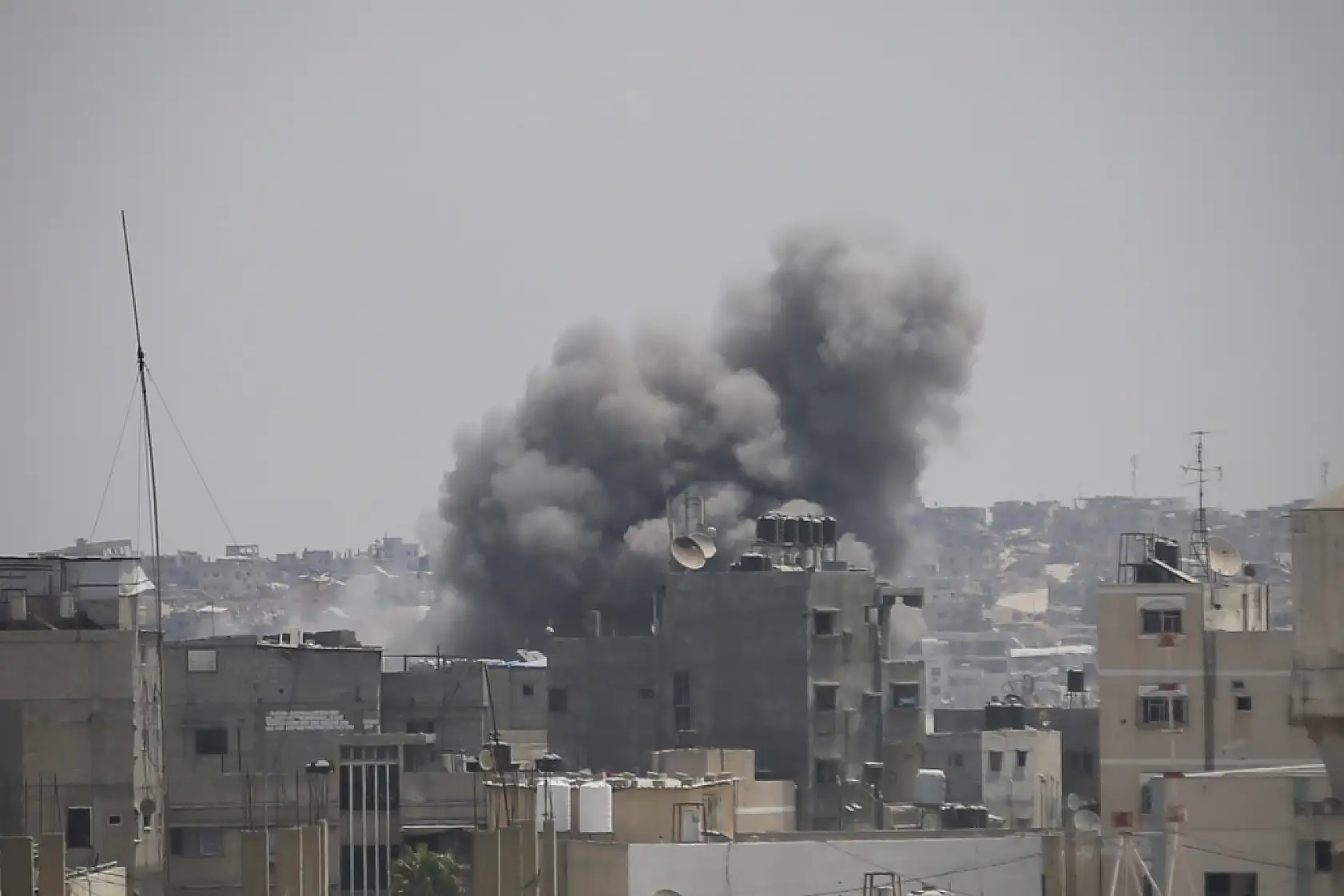 Gazze'den dumanlar yükseliyor!