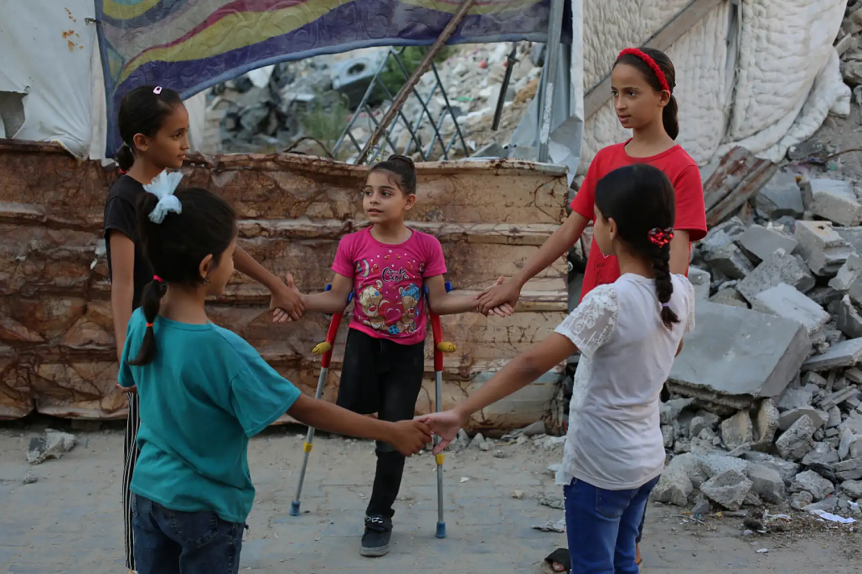 9 yaşındaki kız çocuğu protez bacak sahibi olmayı bekliyor