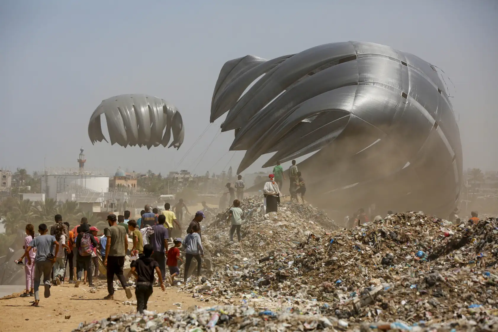 Gazze'ye havadan insani yardım malzemeleri indirildi