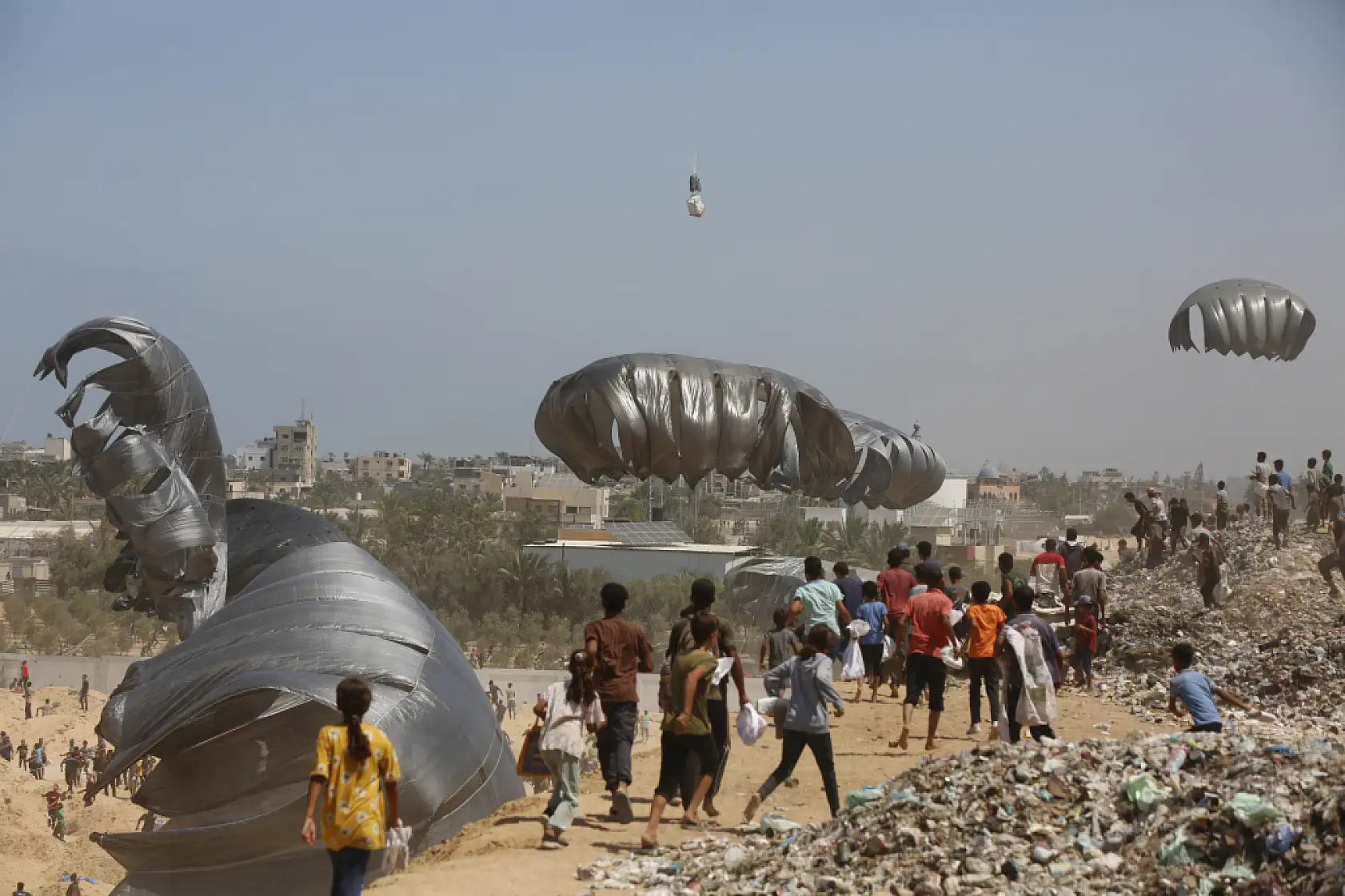 Gazze'ye havadan insani yardım malzemeleri indirildi