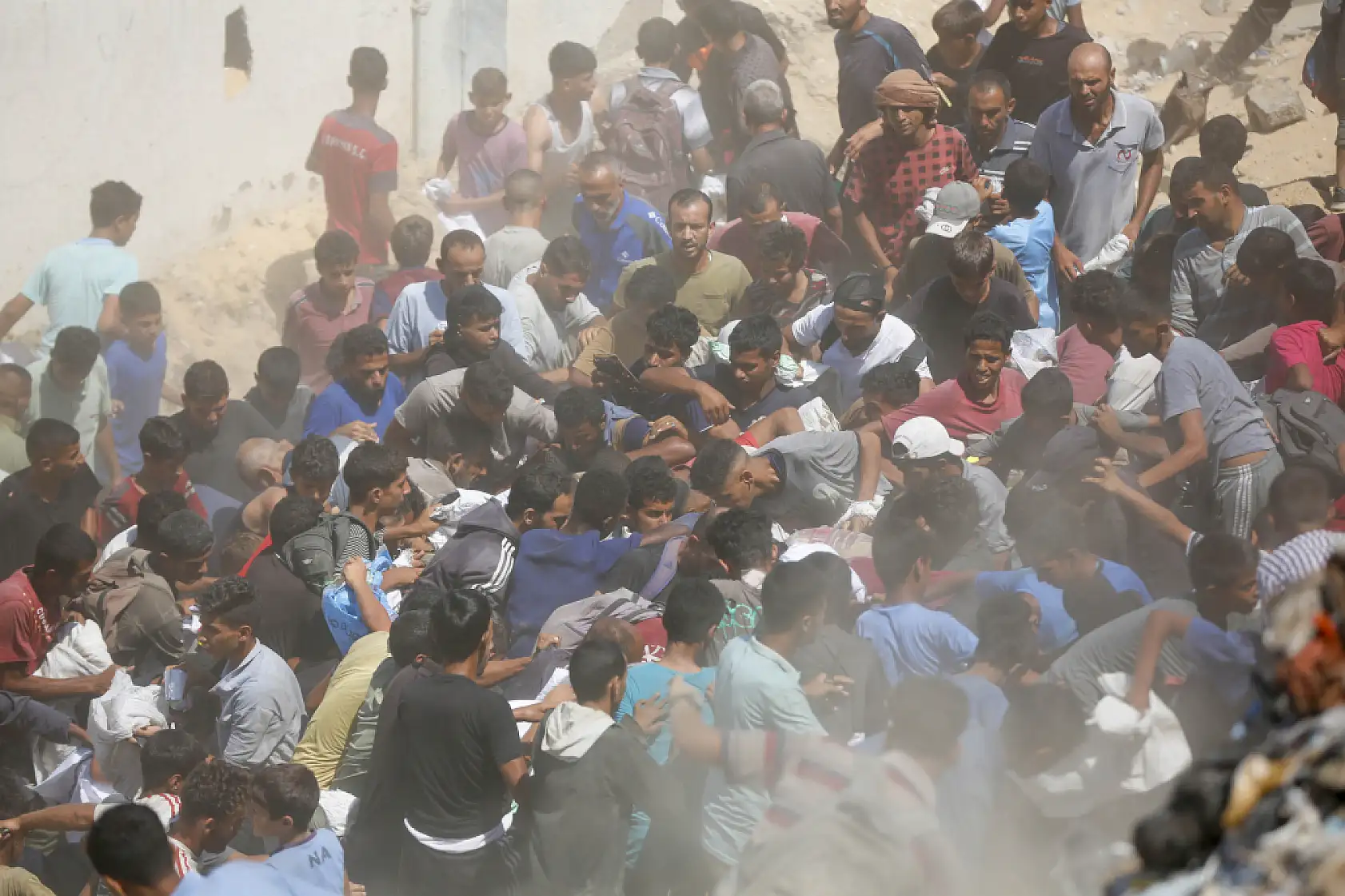 Gazze'ye havadan insani yardım malzemeleri indirildi