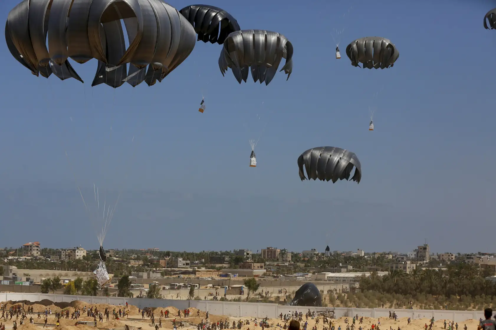 Gazze'ye havadan insani yardım malzemeleri indirildi