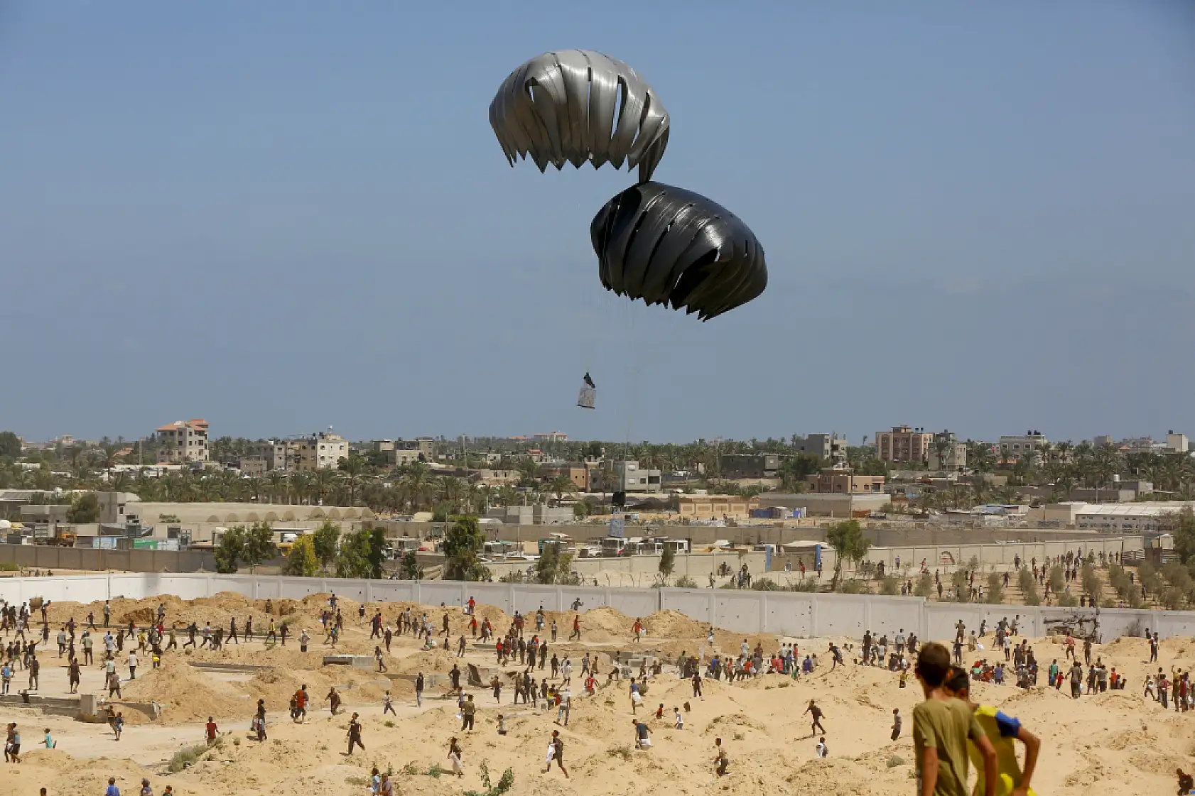 Gazze'ye havadan insani yardım malzemeleri indirildi