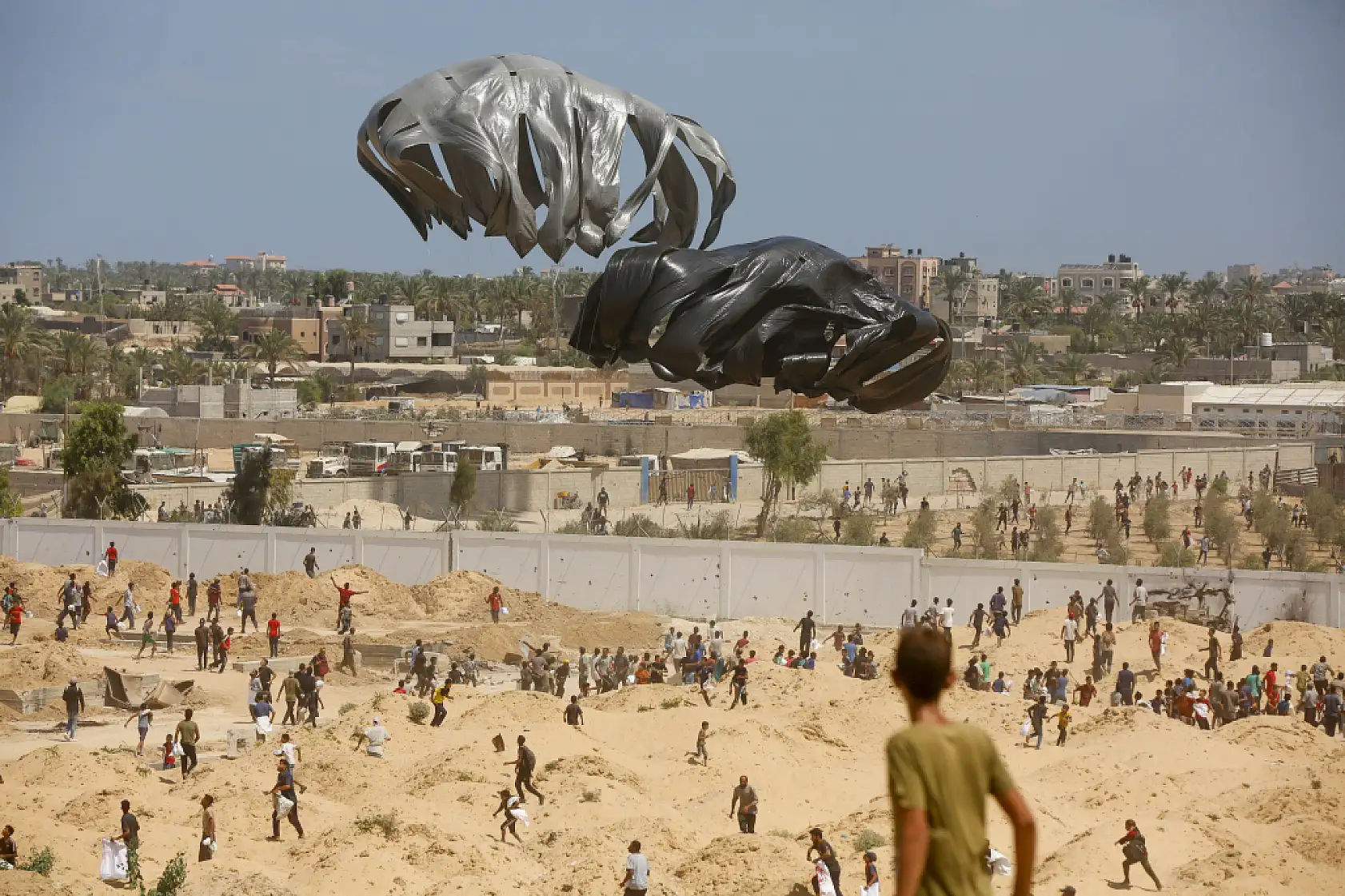 Gazze'ye havadan insani yardım malzemeleri indirildi