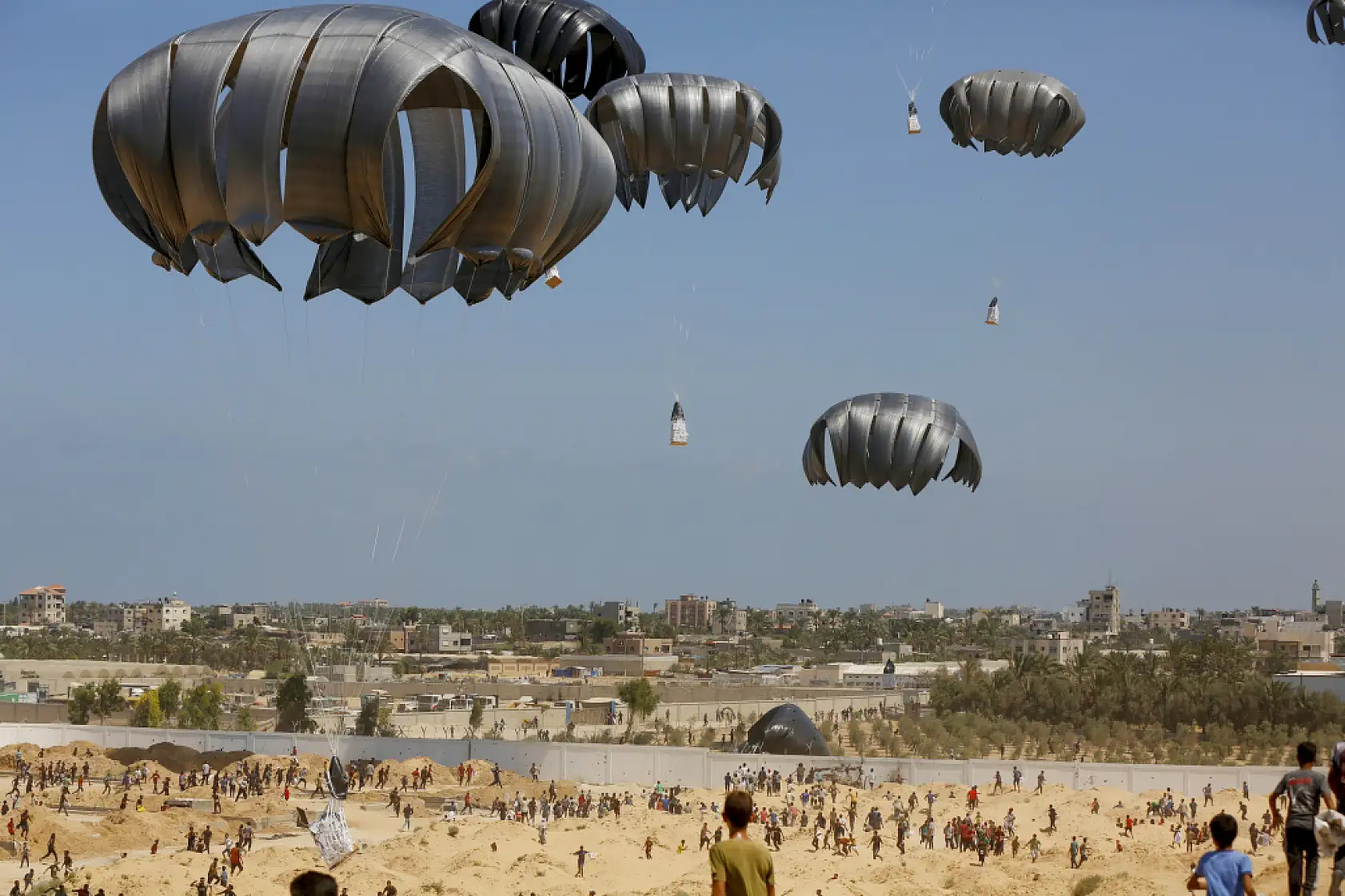 Gazze'ye havadan insani yardım malzemeleri indirildi