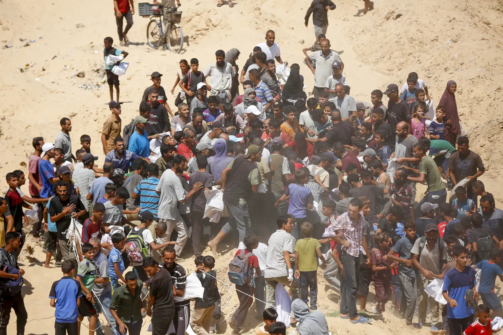 Gazze'ye havadan insani yardım malzemeleri indirildi