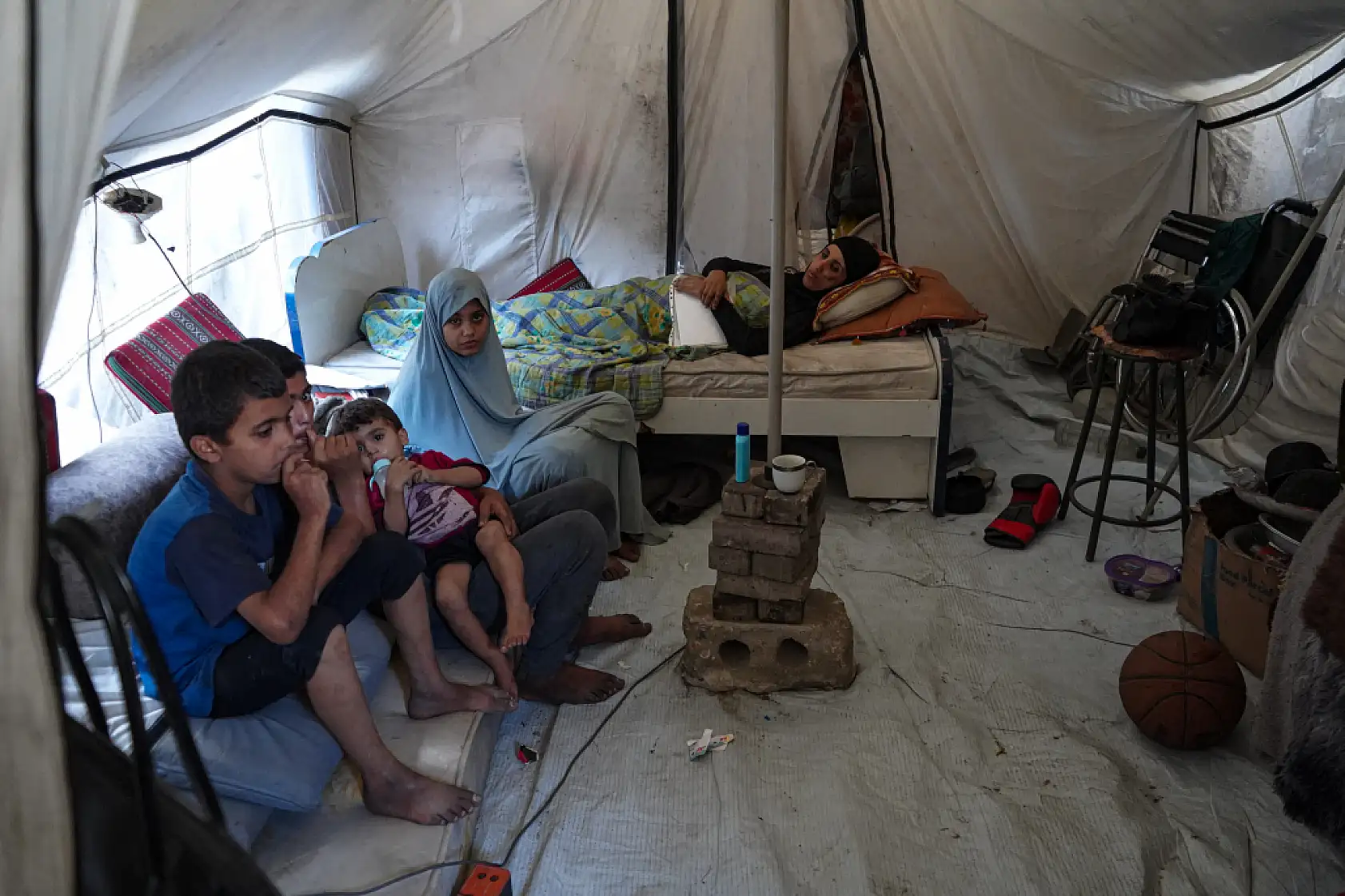 Saldırıların hedefi olan aile, yaşam mücadelesi veriyor