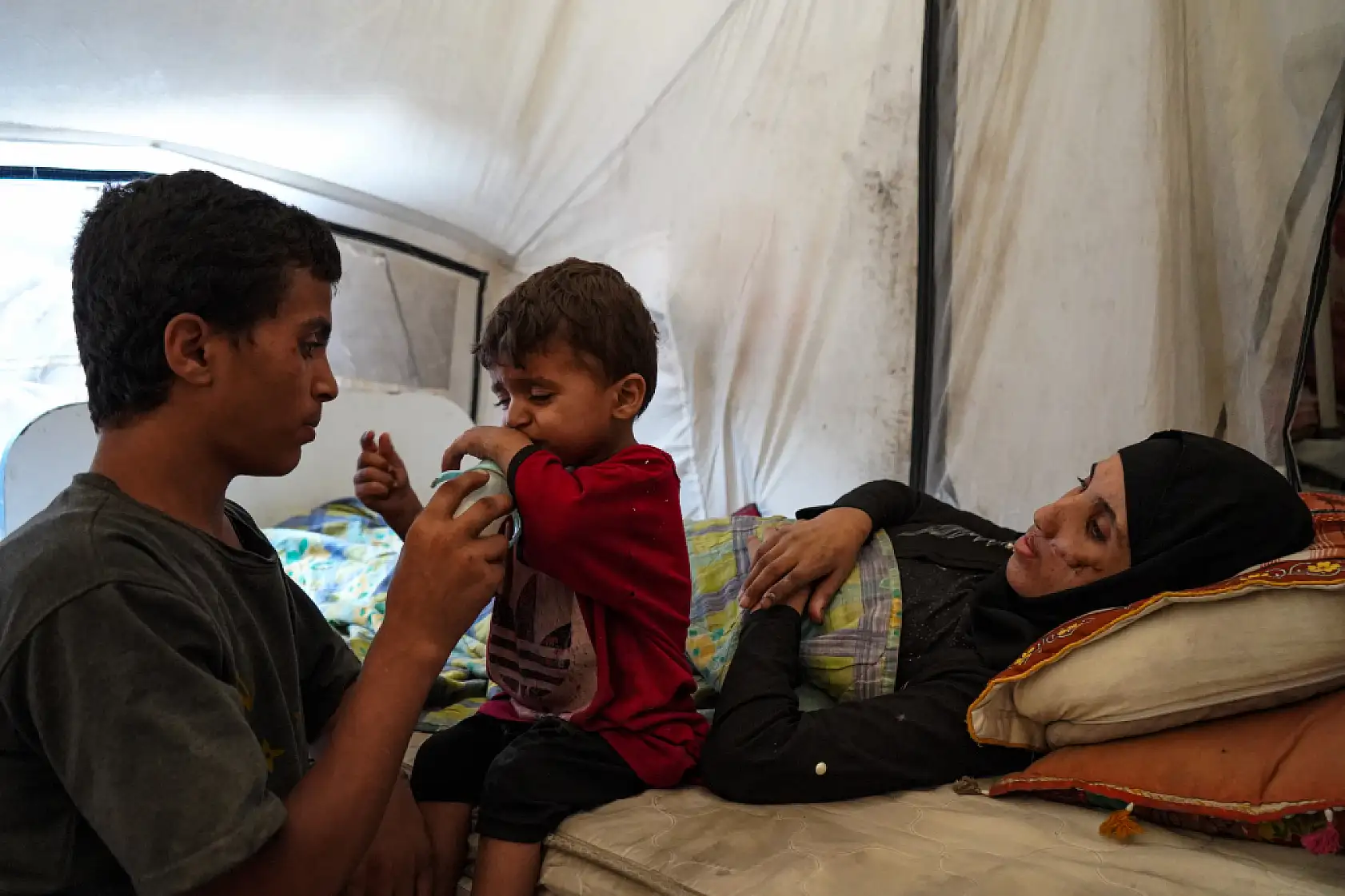 Saldırıların hedefi olan aile, yaşam mücadelesi veriyor