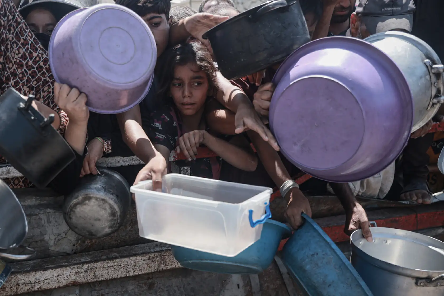 Gazze'de Filistinlilere, yemek dağıtıldı