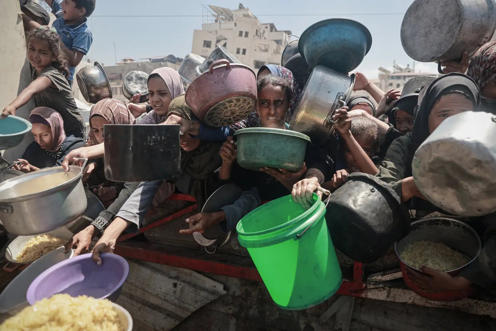 Gazze'de Filistinlilere, yemek dağıtıldı