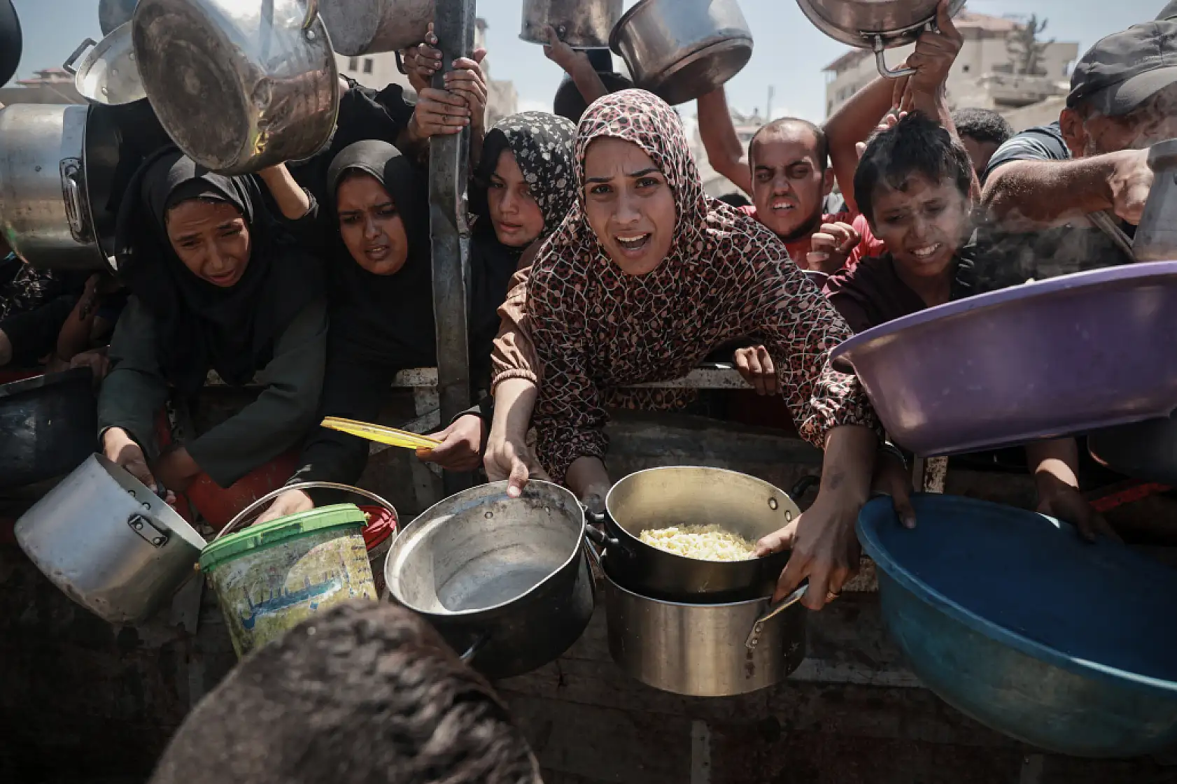 Gazze'de Filistinlilere, yemek dağıtıldı