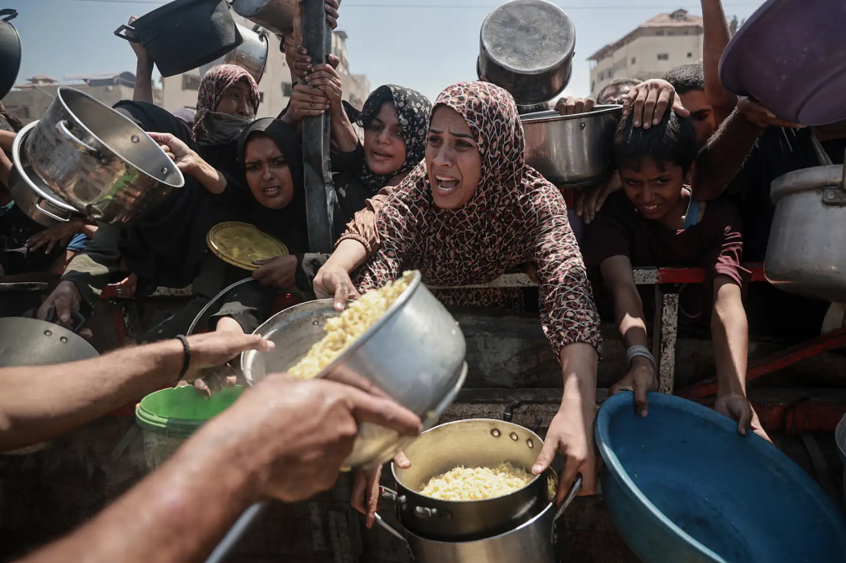 Gazze'de Filistinlilere, yemek dağıtıldı