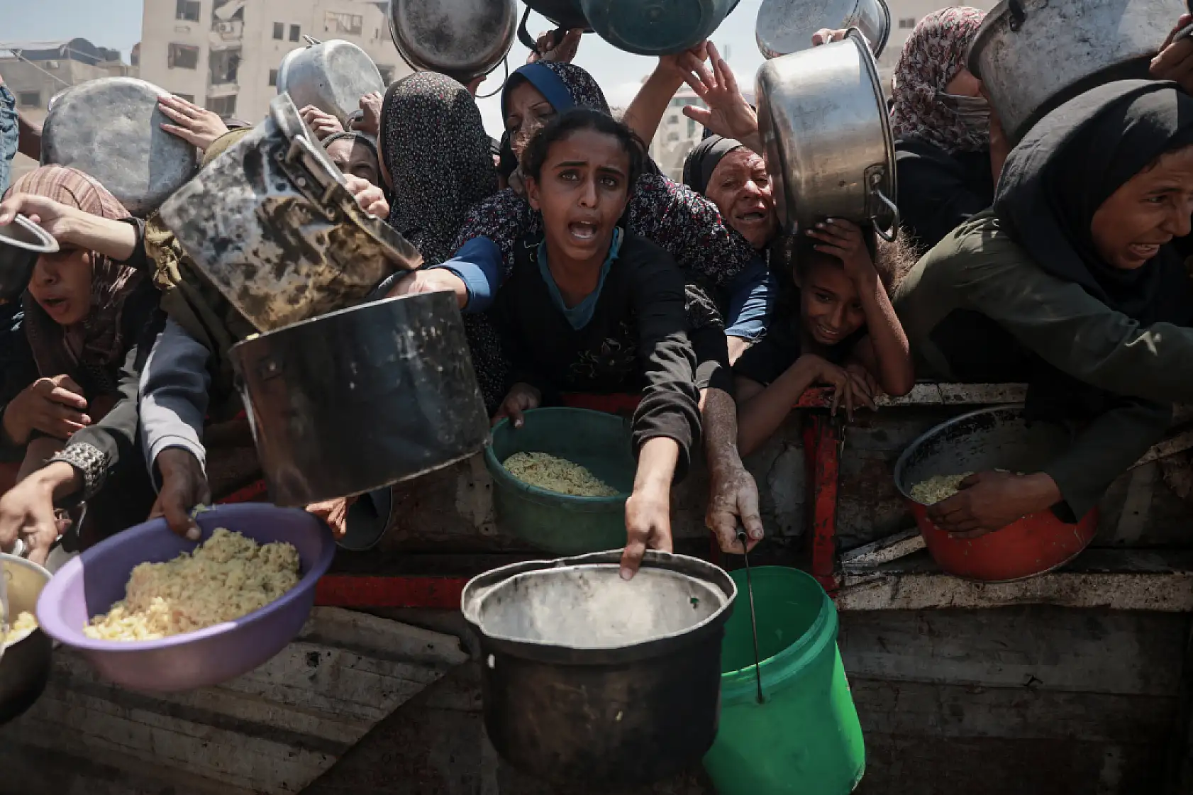 Gazze'de Filistinlilere, yemek dağıtıldı