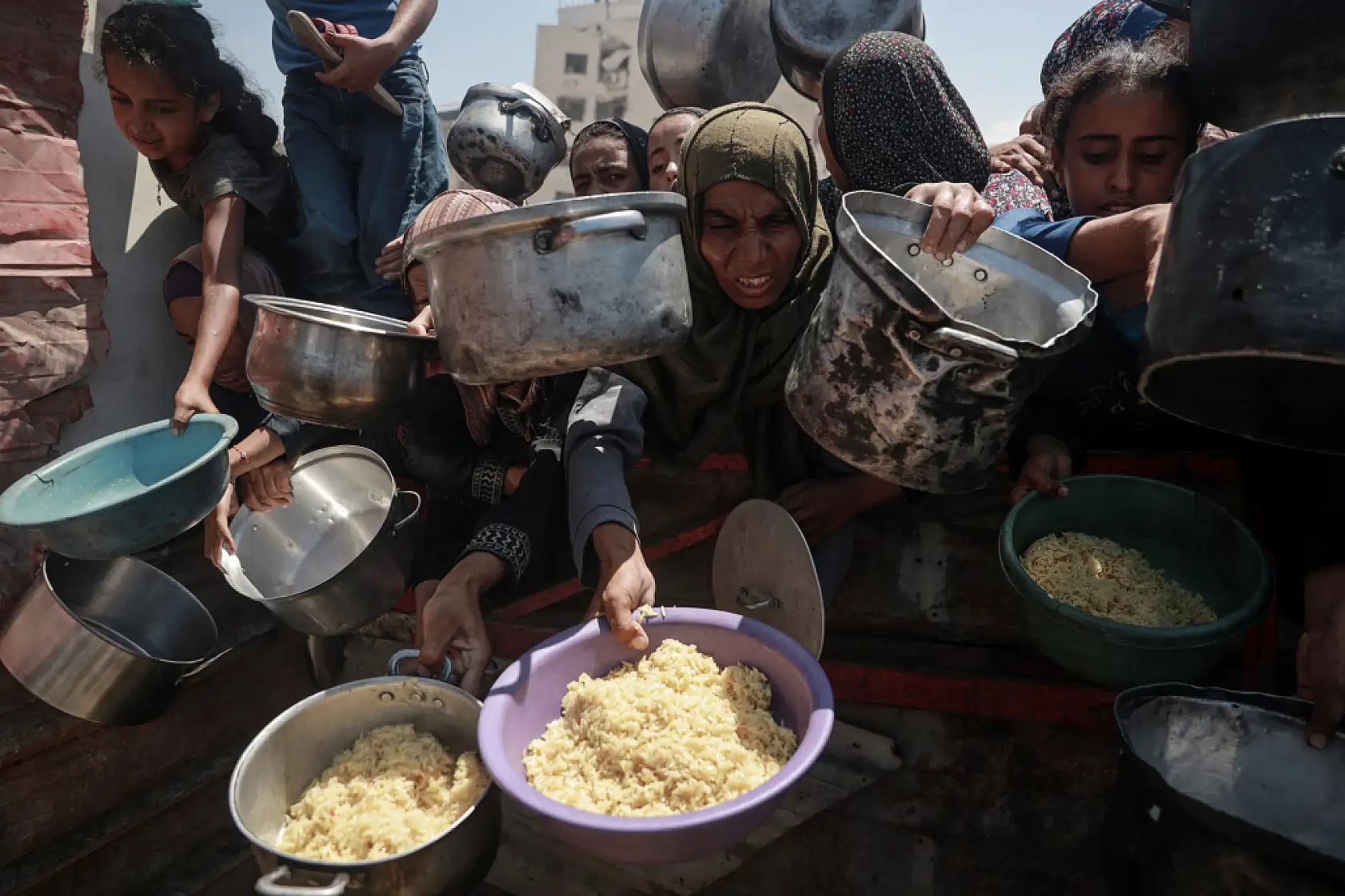 Gazze'de Filistinlilere, yemek dağıtıldı