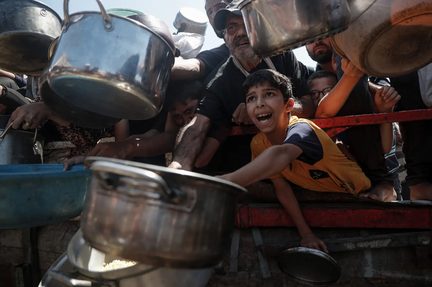 Gazze'de Filistinlilere, yemek dağıtıldı