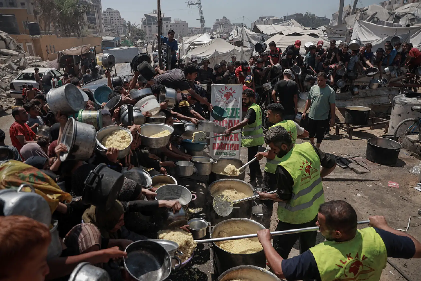 Gazze'de Filistinlilere, yemek dağıtıldı